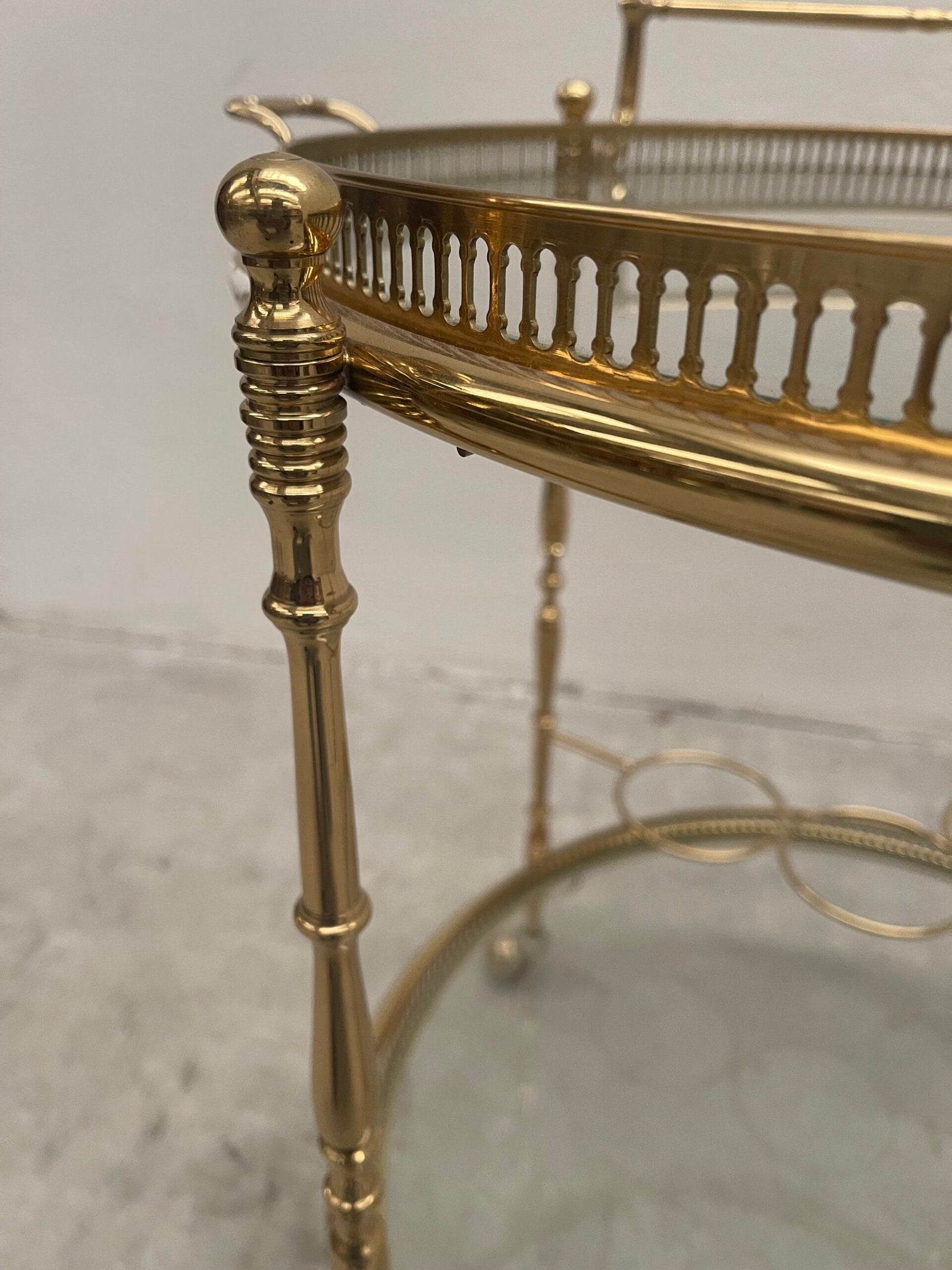 Carrello da bar rotondo in ottone di lusso italiano degli anni '70