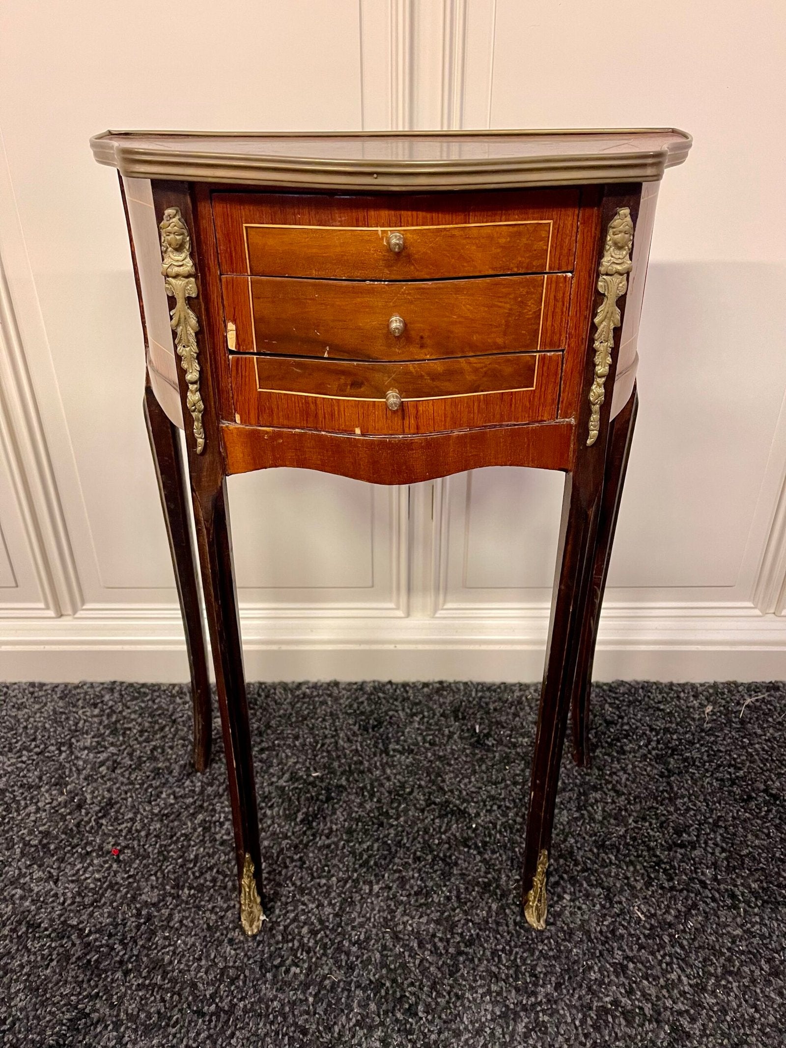 Comodino bombato in stile Luigi XV con dettagli in bronzo