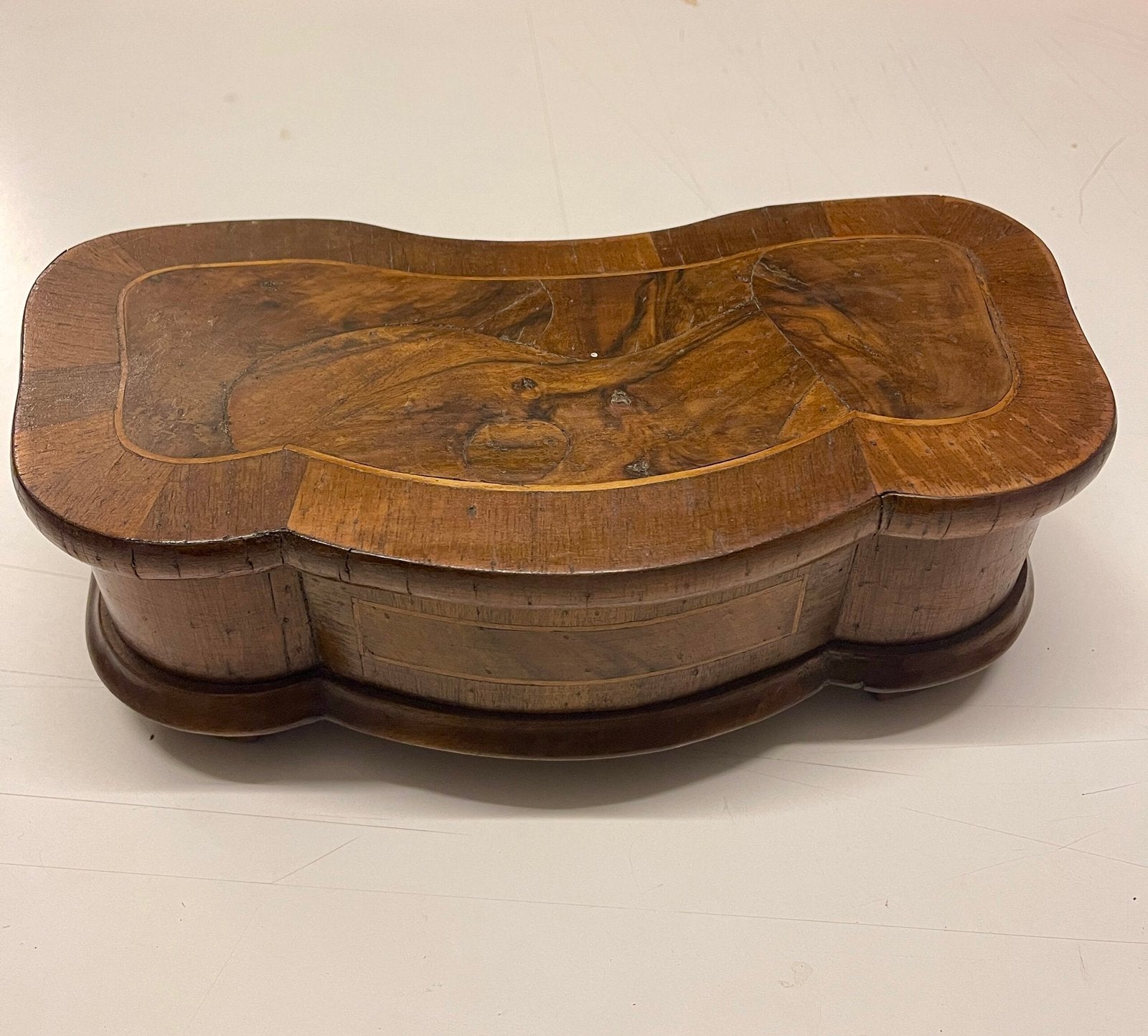 Scatola intarsiata in legno pregiato – stile classico