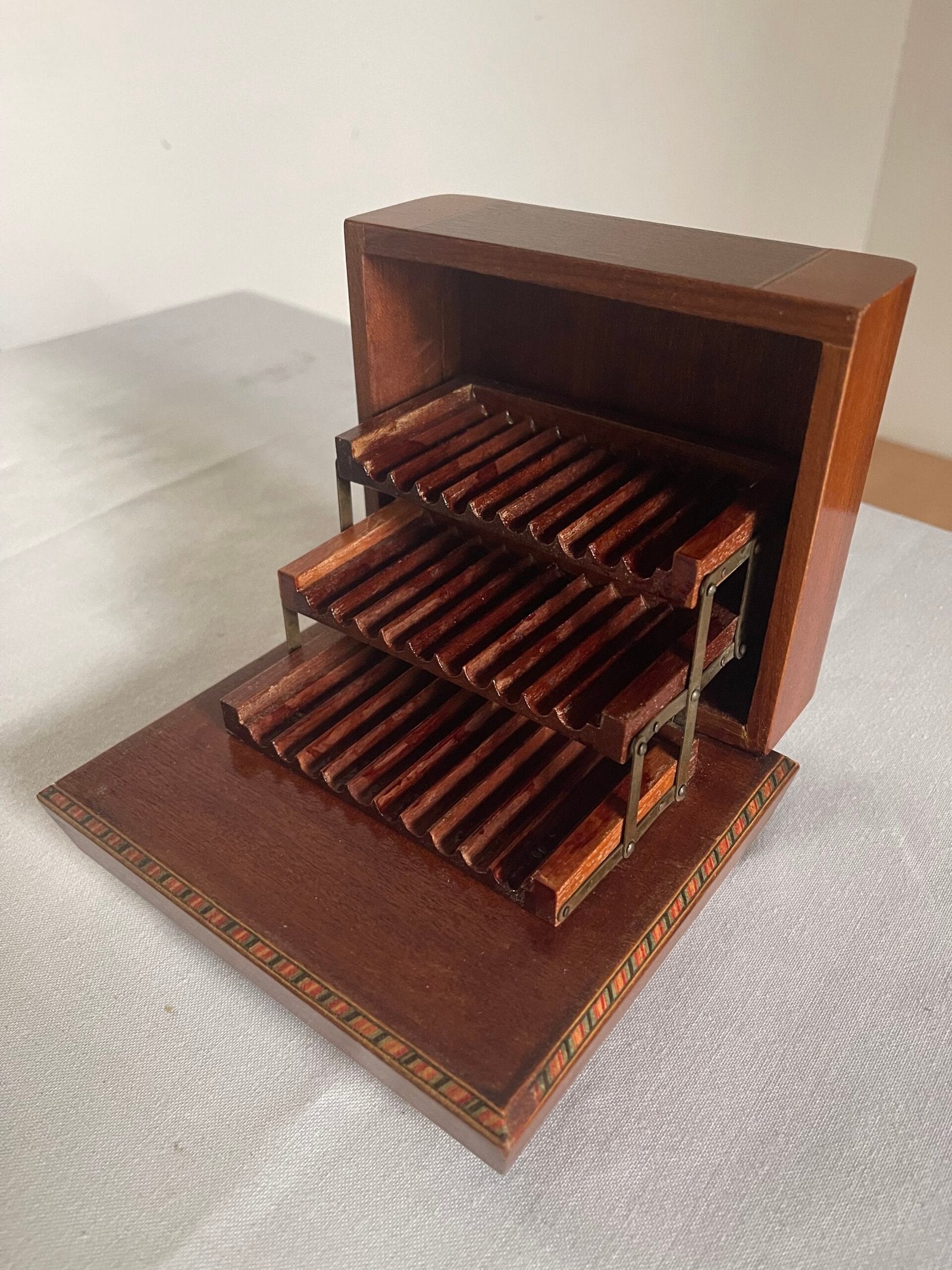 Scatola Portagioie/Musicale in Legno con Intarsi Classici