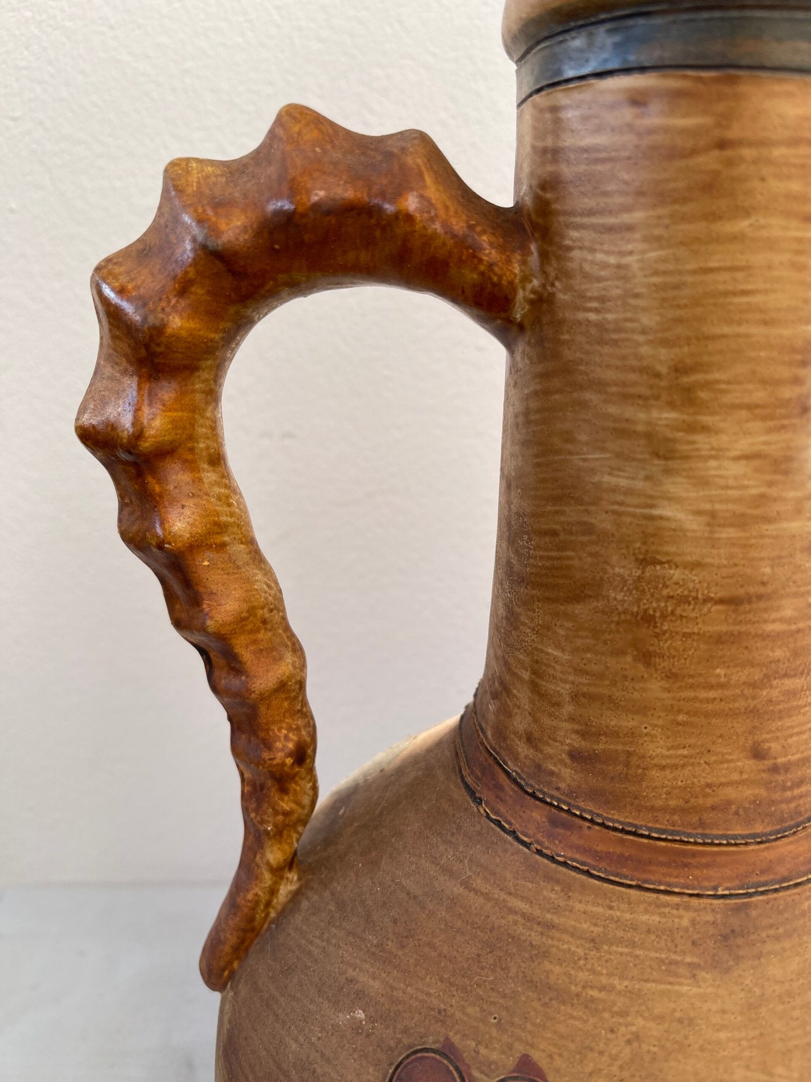 Brocca Decorativa in Terracotta Dipinta a Mano – Stile Rustico / Folk Art