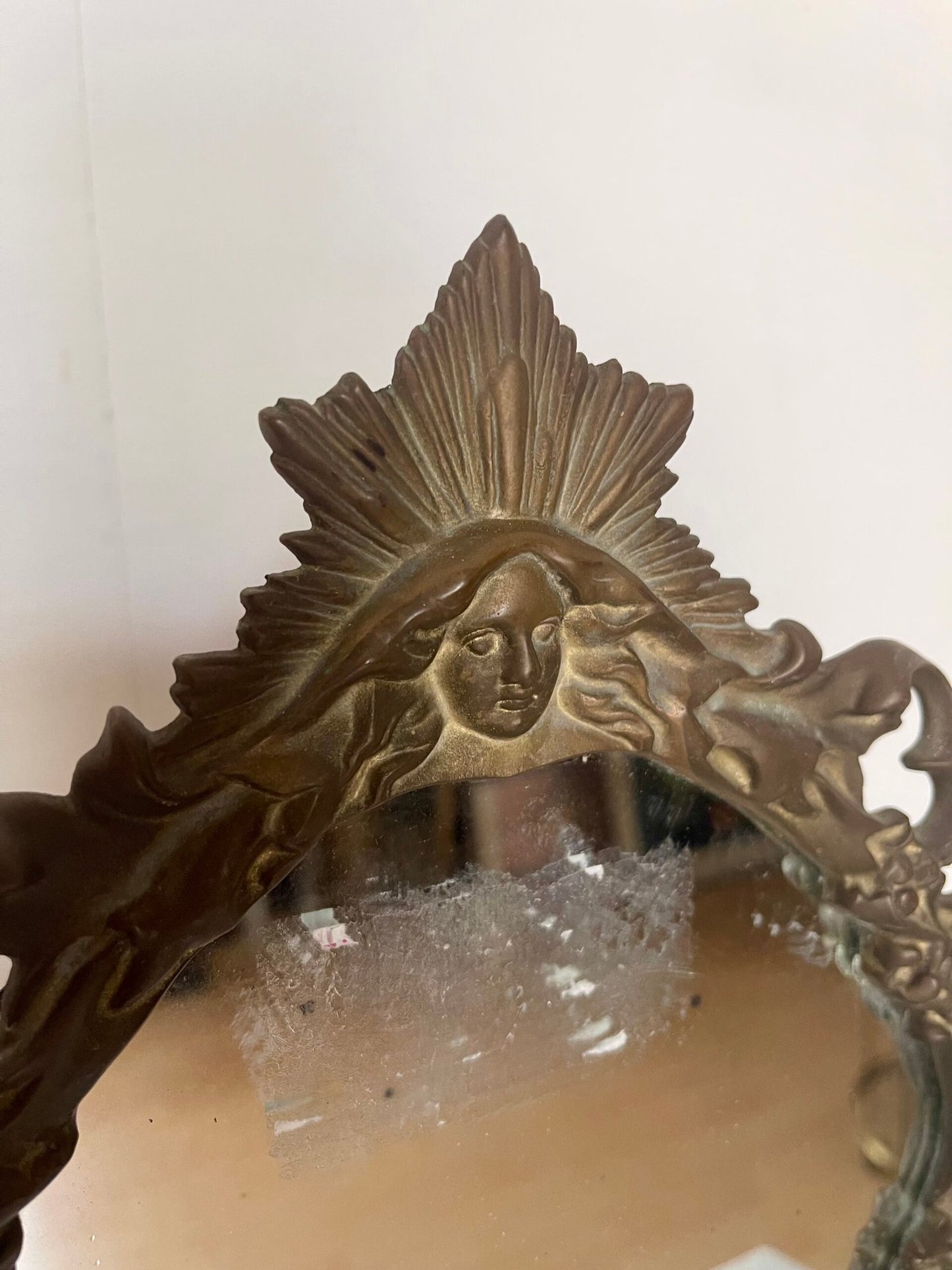 Specchio da tavolo con cornice in bronzo decorata