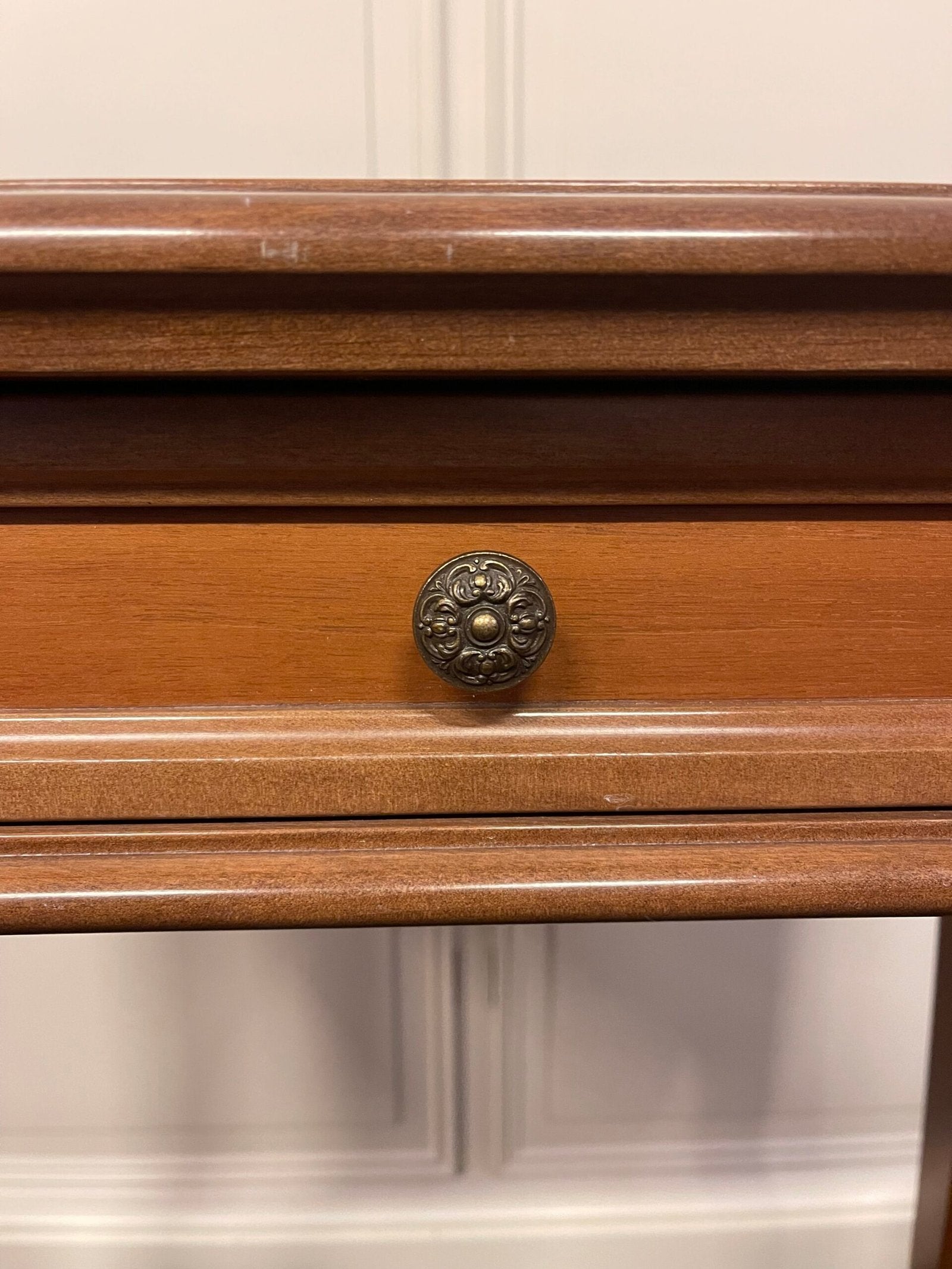 Tavolino in legno con cassetto – stile classico