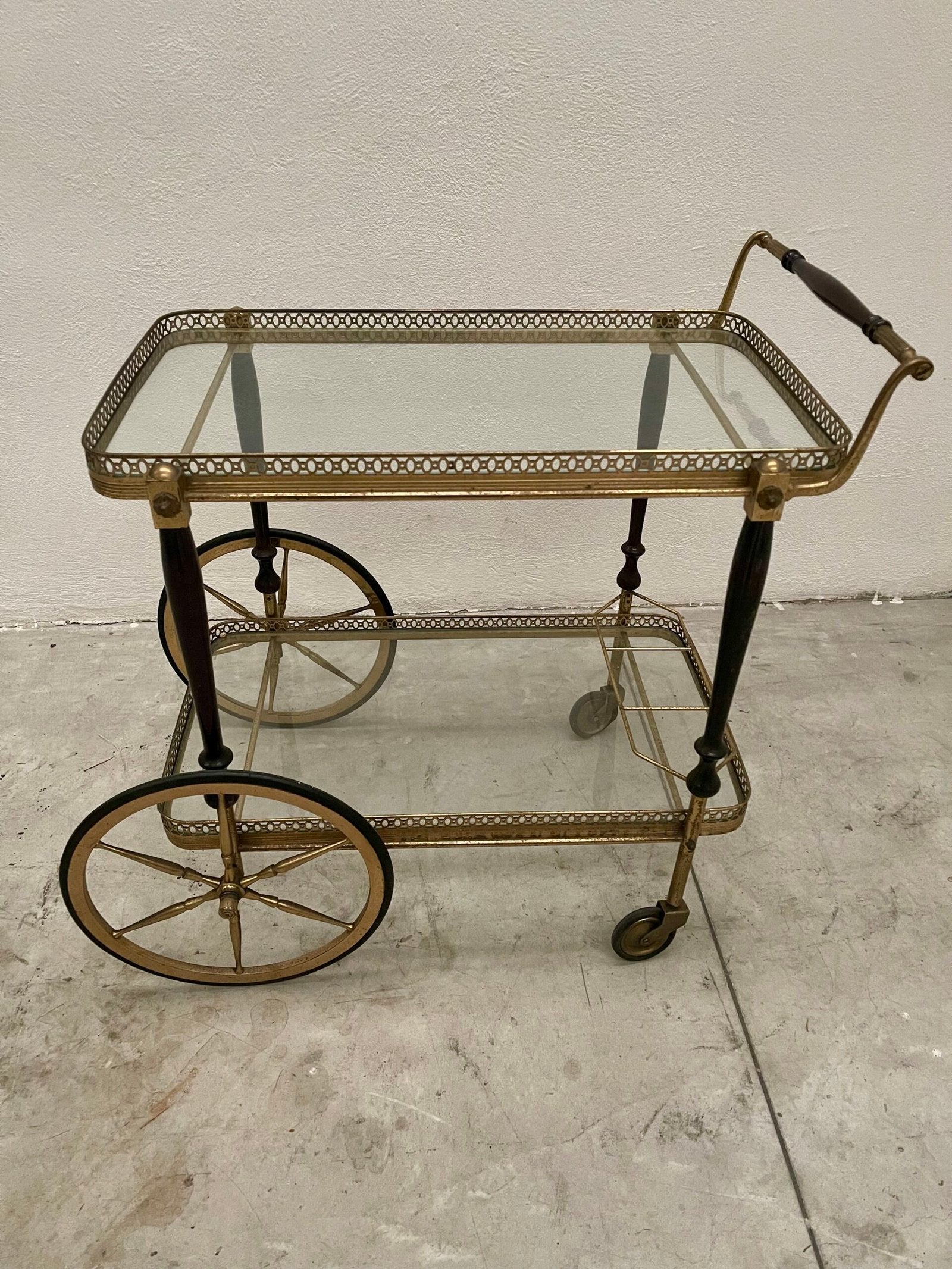 Carrello da tè vintage con manico in legno scuro e struttura in ottone - anni '50