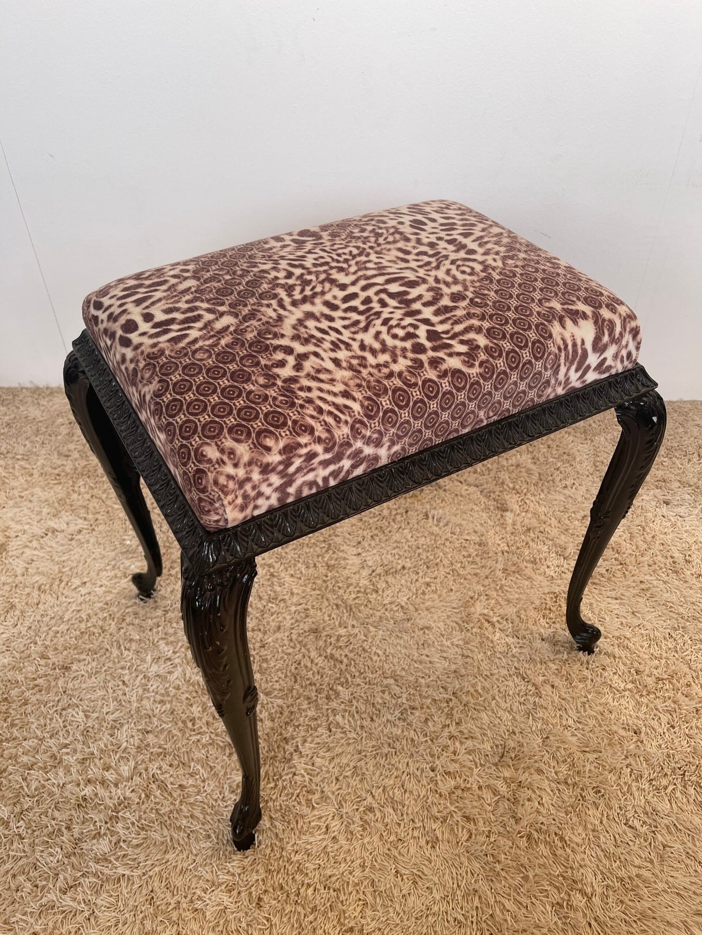 Sgabello vintage in stile barocco con tessuto animalier