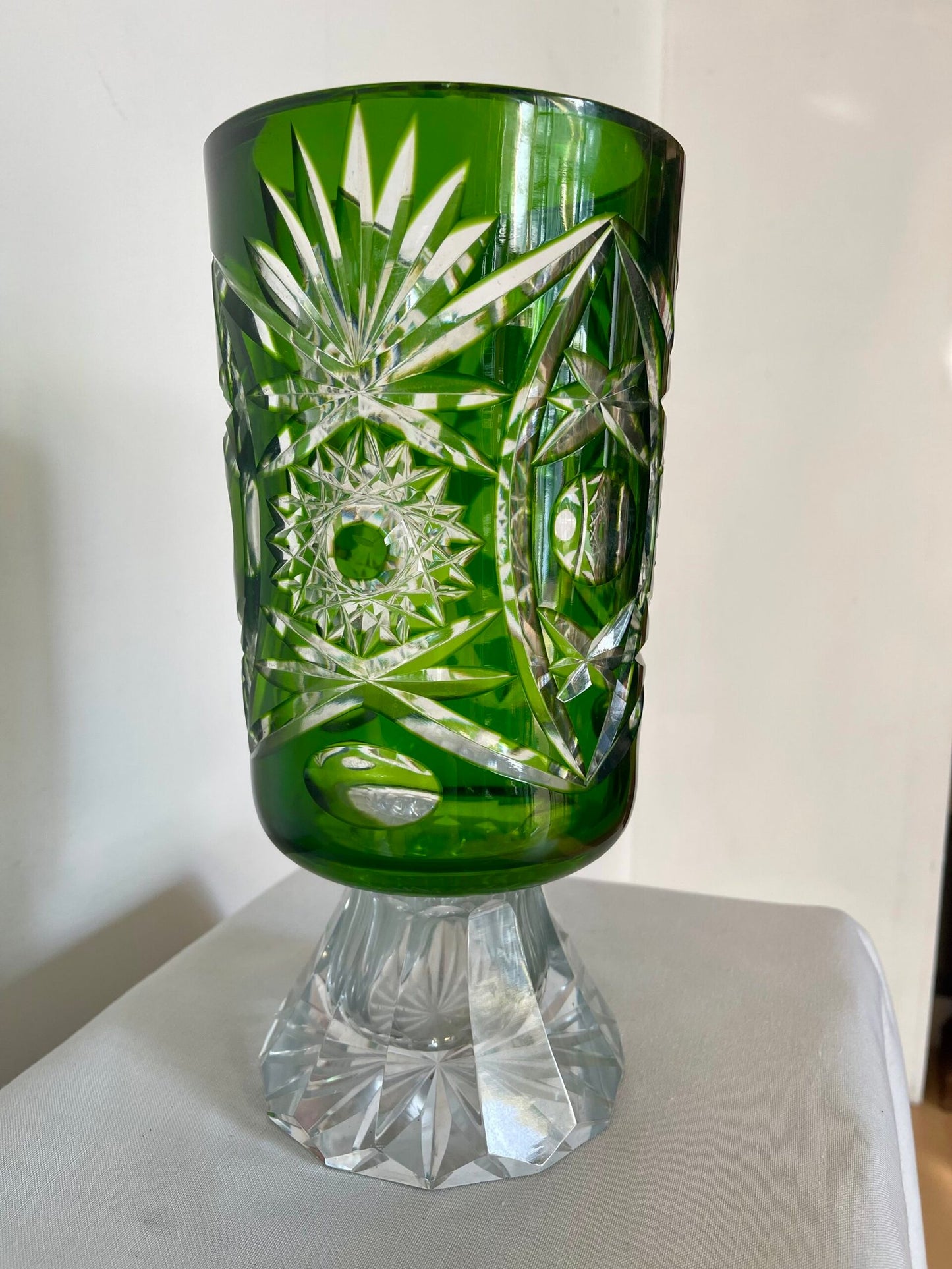 Coppa in cristallo boemo verde inciso, stile Art Deco