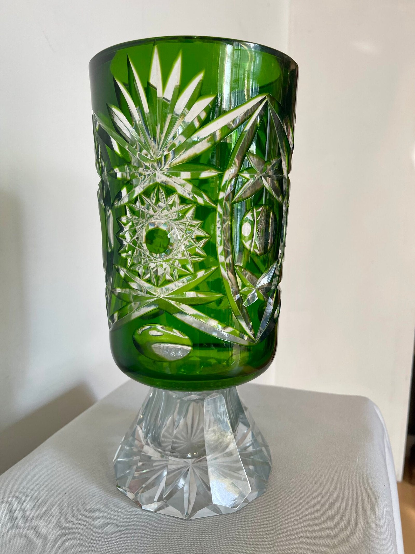 Coppa in cristallo boemo verde inciso, stile Art Deco