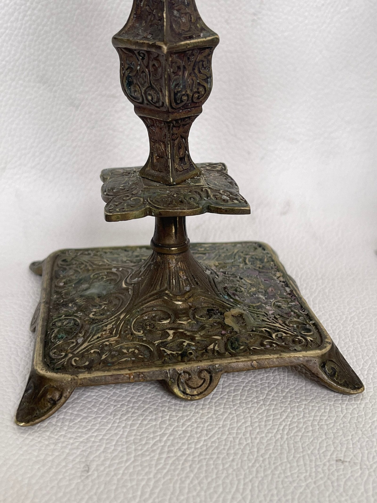 Coppia di Candelieri Antichi a Bronzo Cesellato «Epoca Vittoriana»