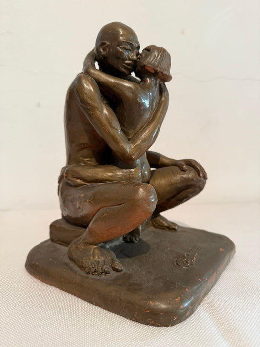 Scultura in Argilla Patinato – “L’Abbraccio”