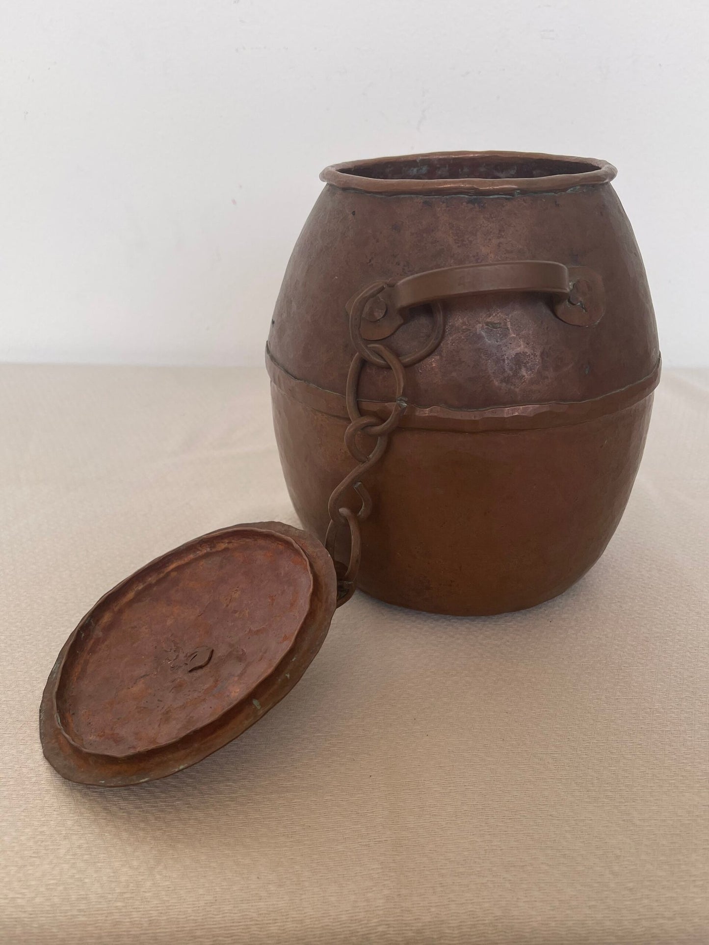 Pentolone / Contenitore Antico in Rame Battuto con Coperchio