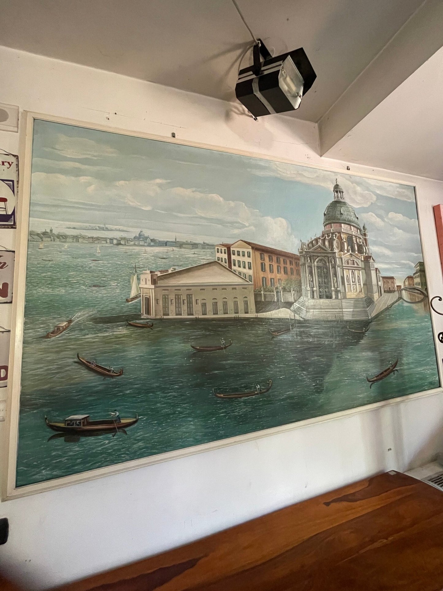 "Veduta di Venezia: La Grande Chiesa e le Gondole"