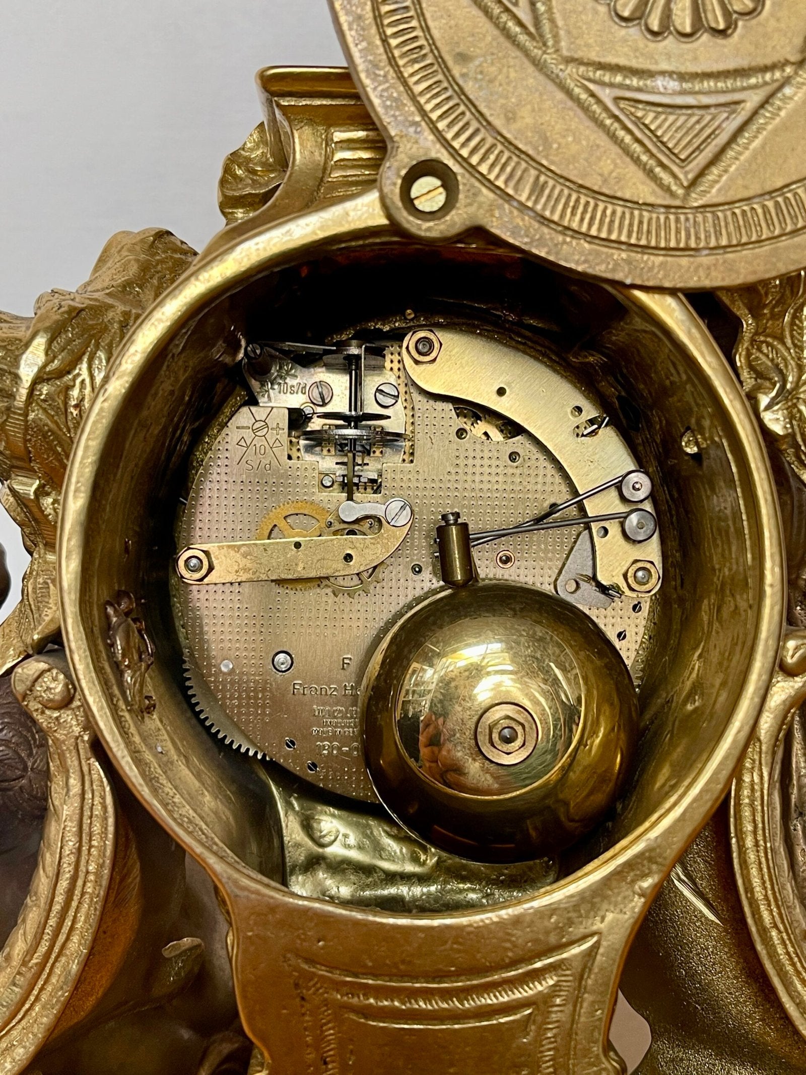 "Elegante orologio da Camino in Bronzo Dorato con Cherubini - Franz Hermle"