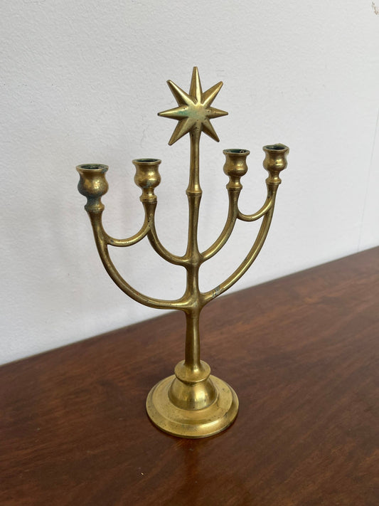 Elegante candelabro vintage in ottone a 5 bracci, impreziosito da una stella decorativa