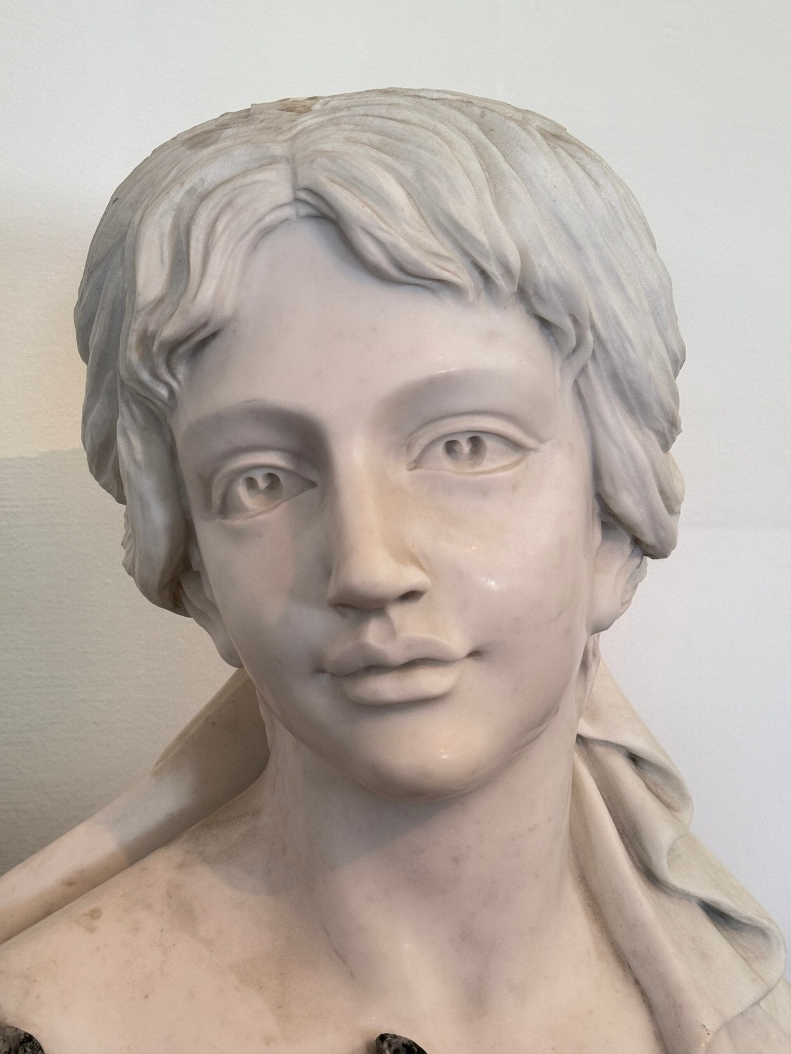 Busto Scultoreo Policromo in Marmo – Donna Romantica con Rose