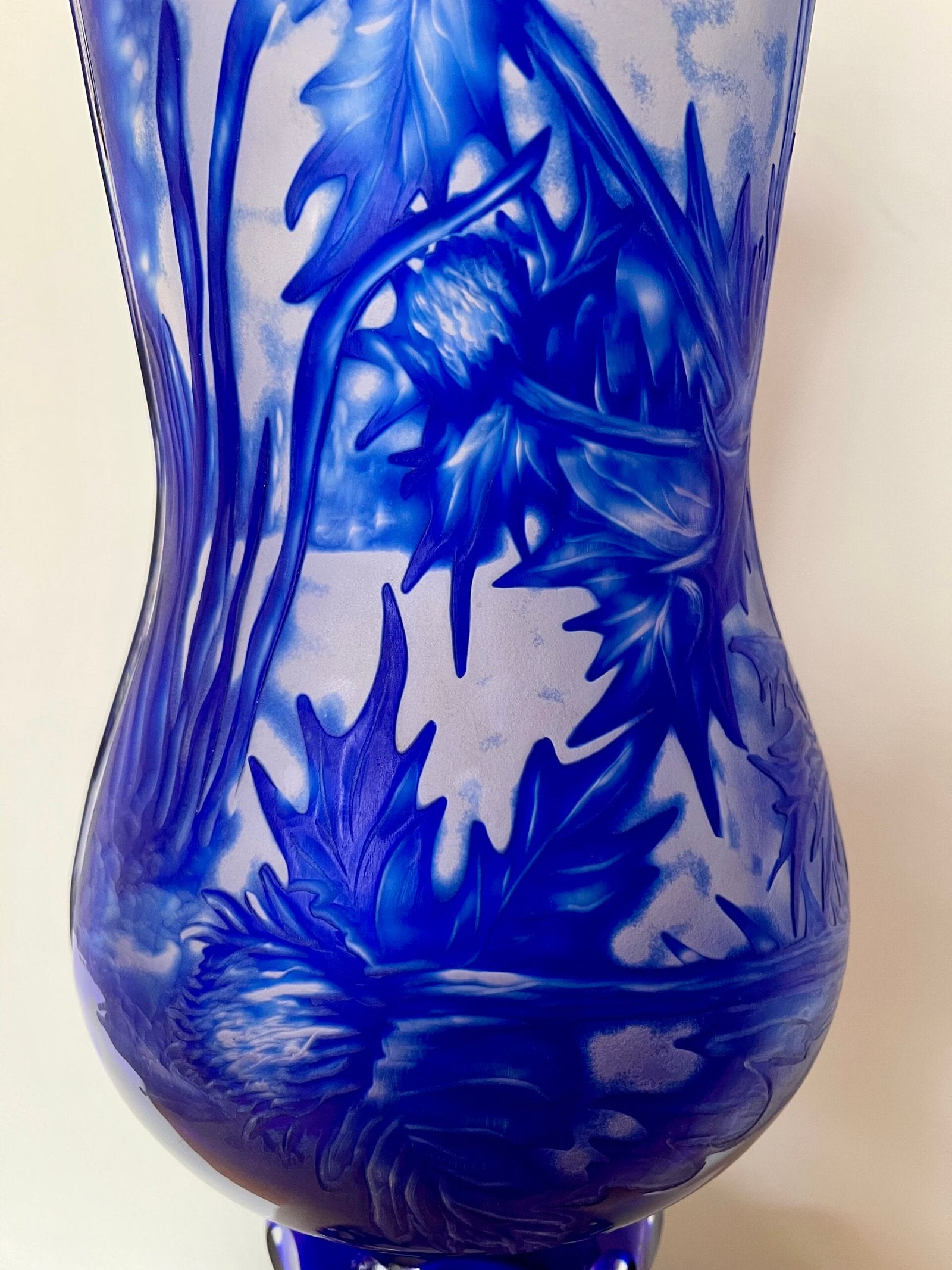 Vaso Artistico in Cristallo Blu Cobalto Inciso a Mano – Opera Unica