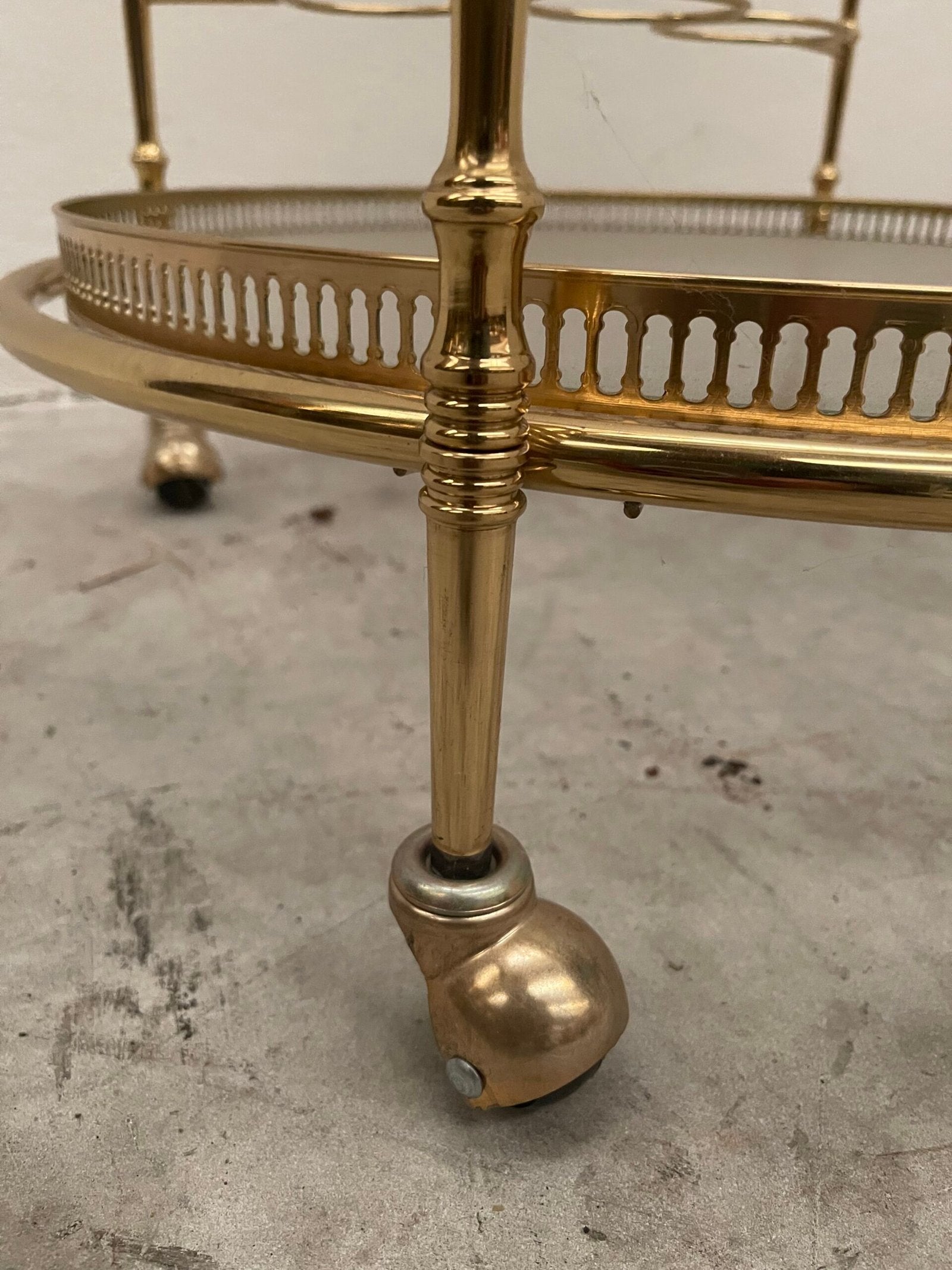 Carrello da tè rotondo in ottone e vetro