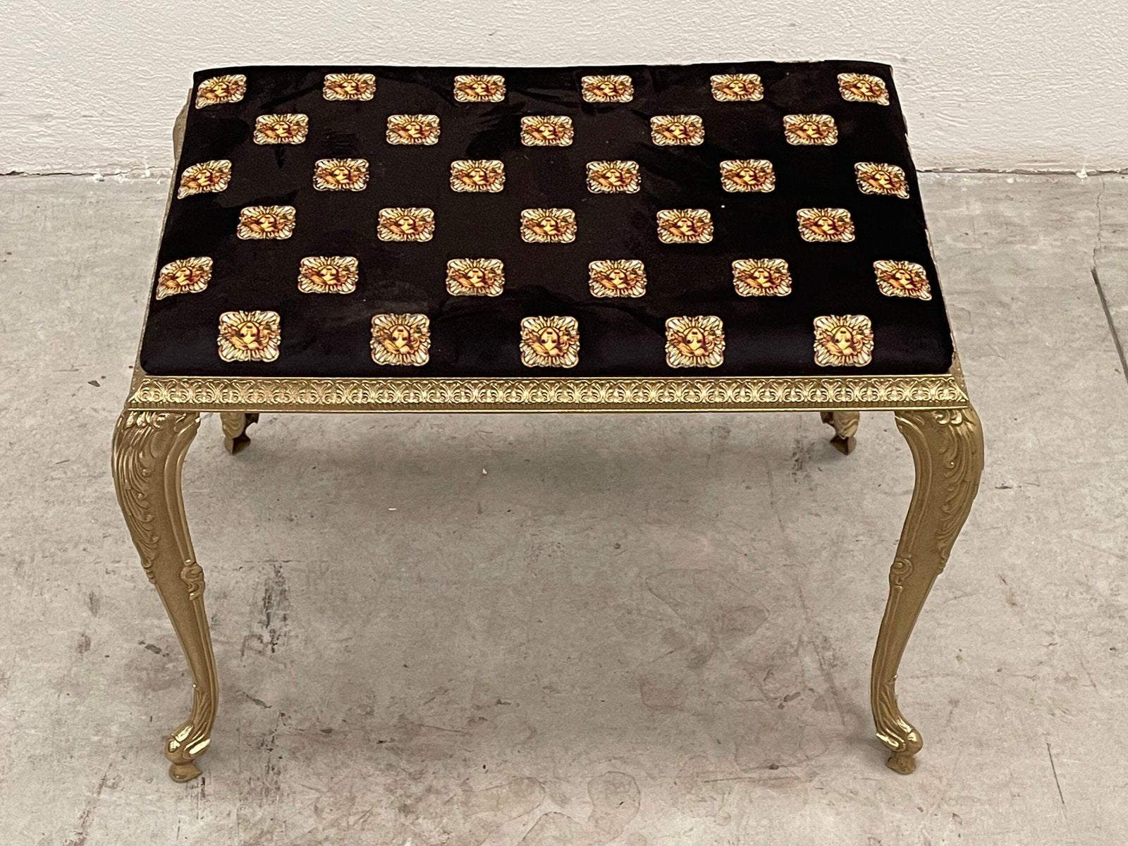 Sontuoso Sgabello in Stile Luigi XV Dorato e Tessuto Patchwork