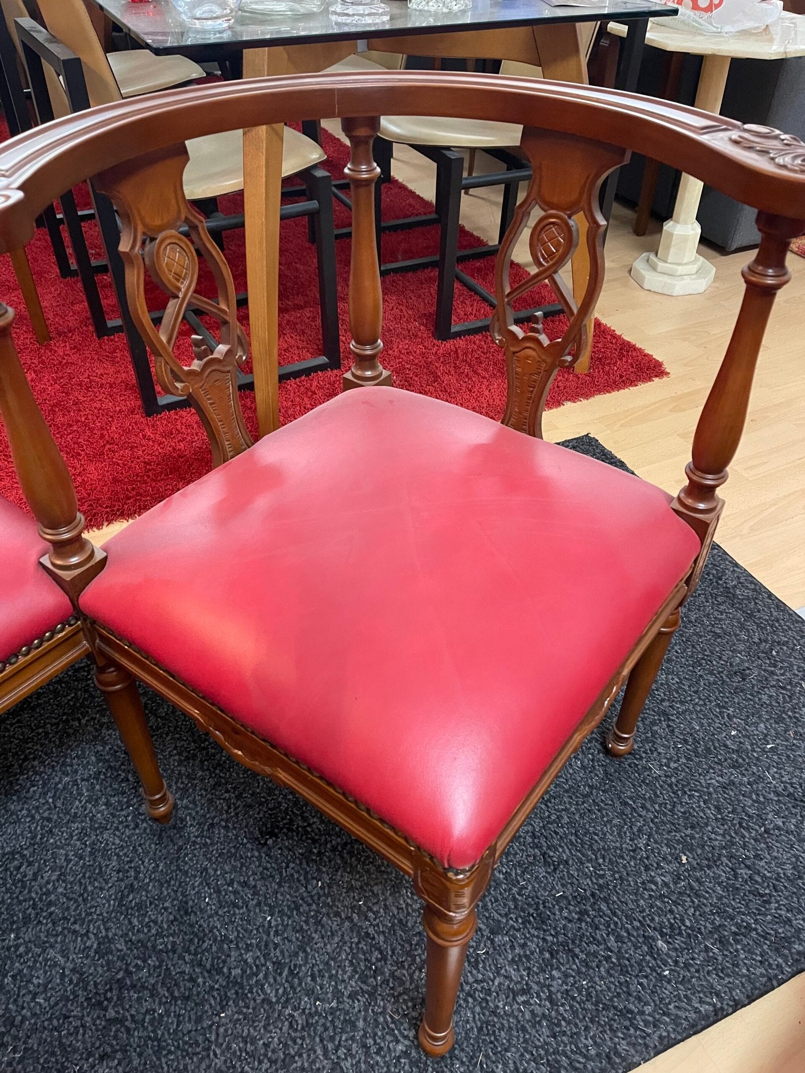 “Sedia da conversazione” d’epoca – legno lavorato e pelle rossa