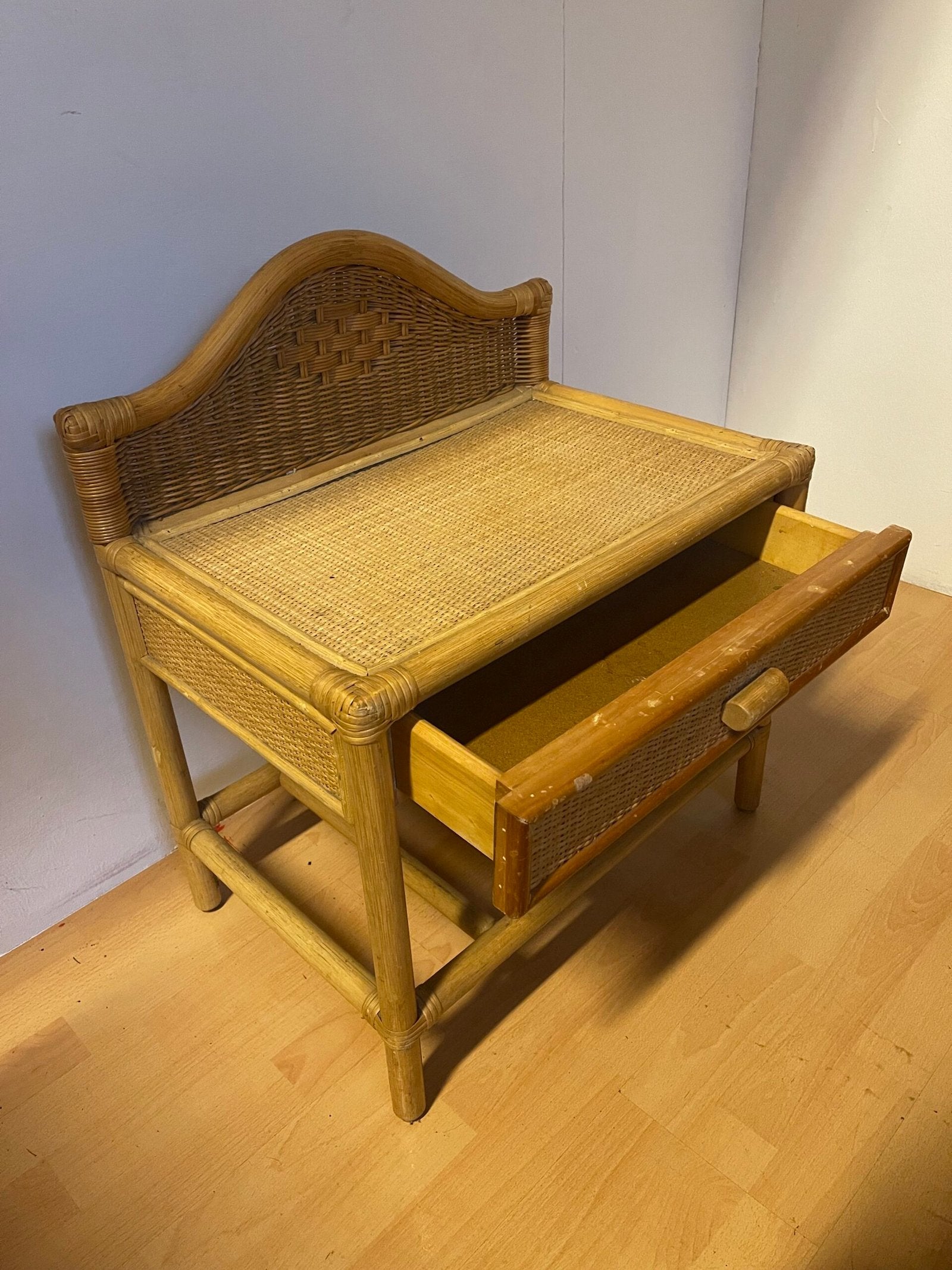 Comodino in bambù e rattan intrecciato