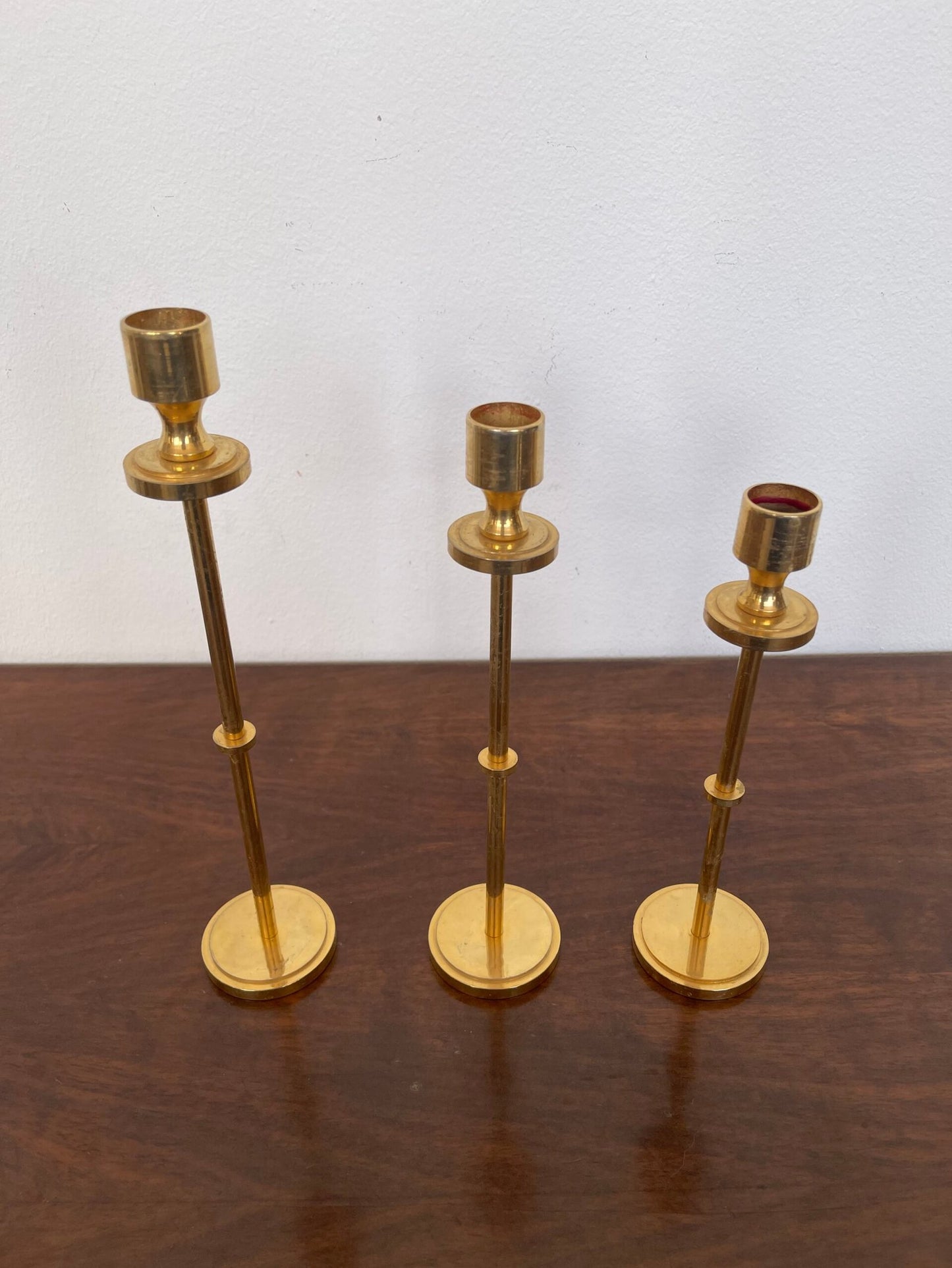 Tris di portacandele modernisti in ottone lucido, dal design minimalista ed elegante.