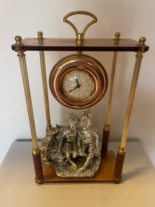 Orologio da tavolo con scena romantica in metallo