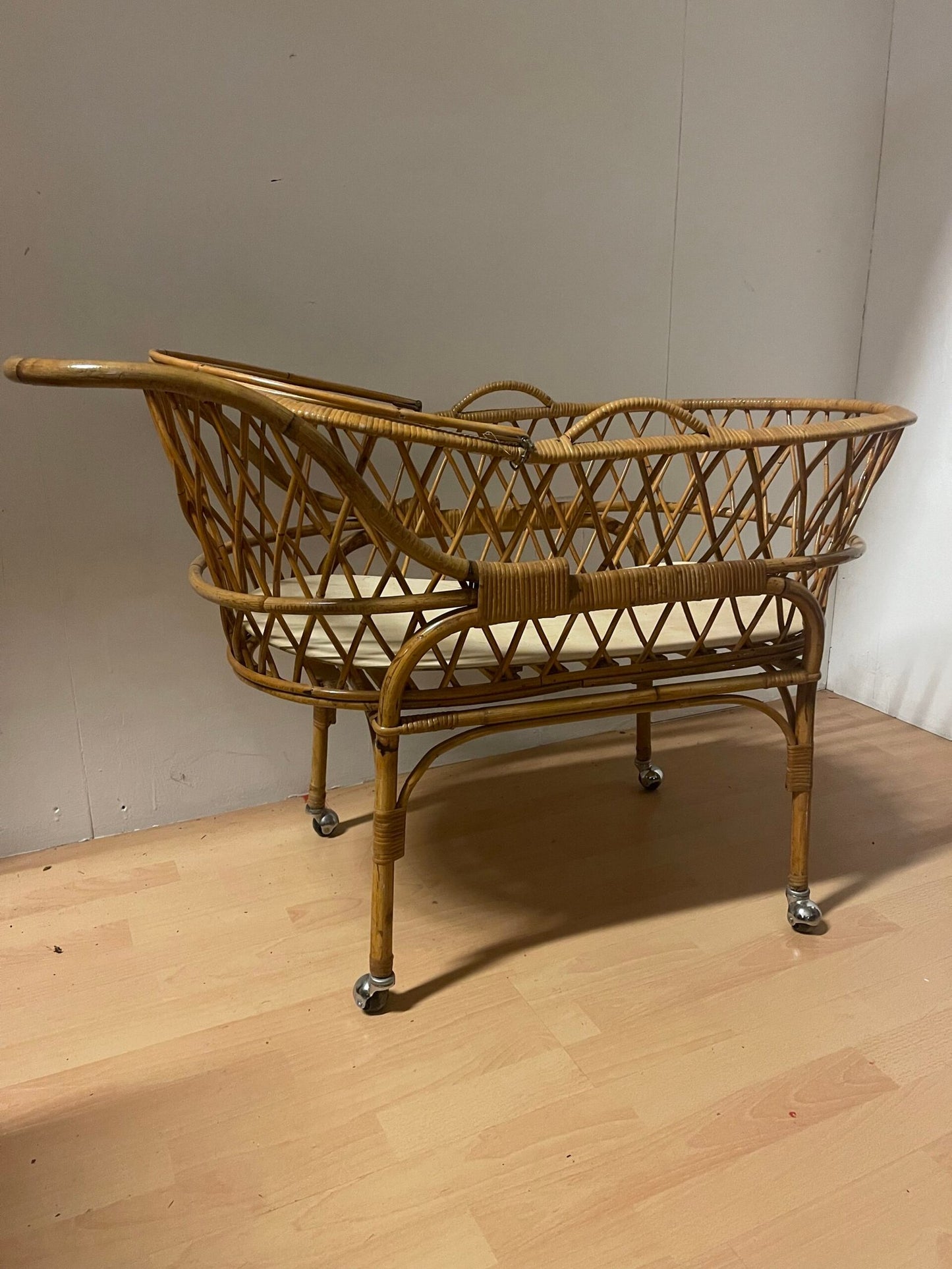 Carrozzina in Rattan con Ruote