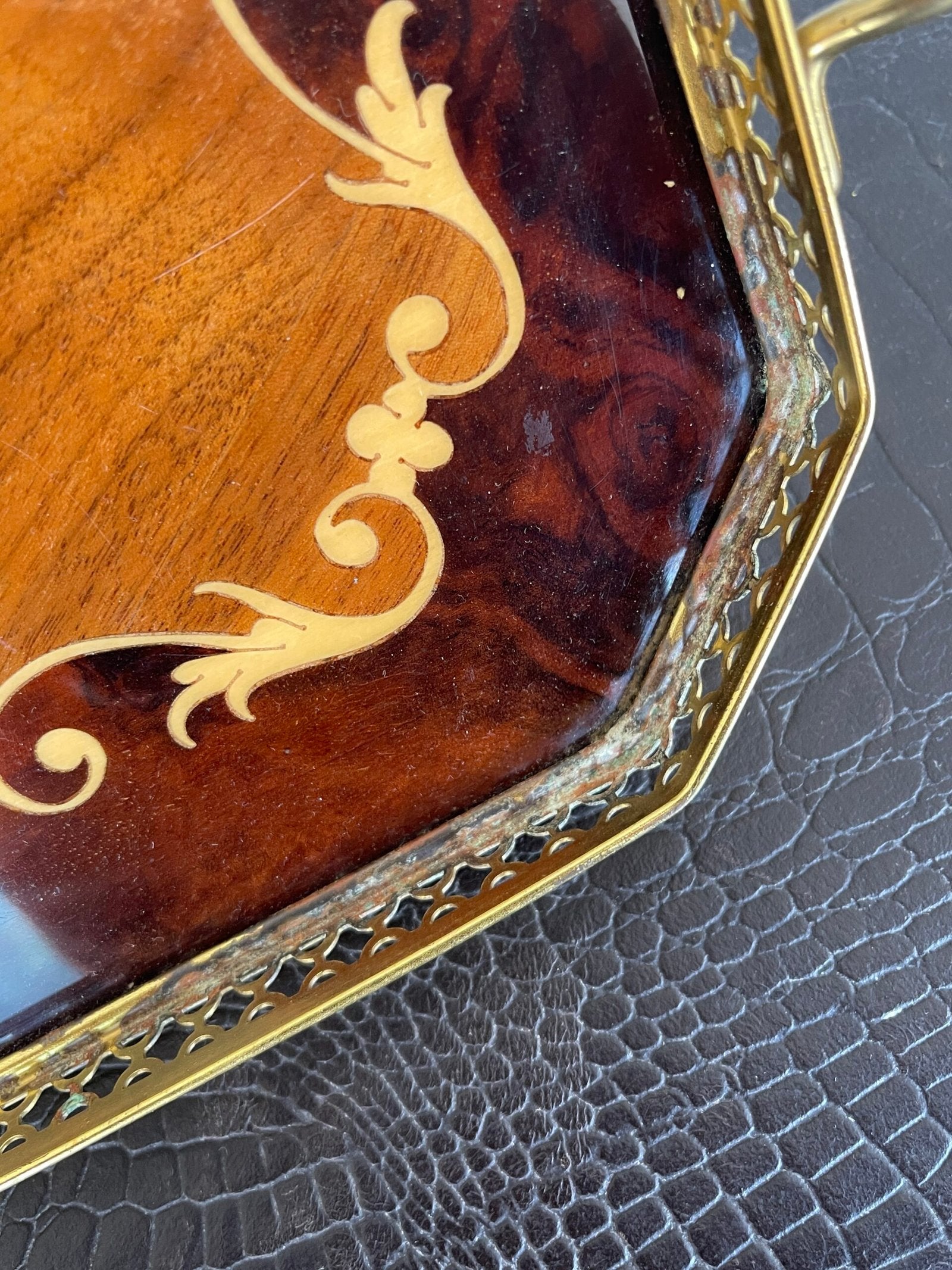 Vassoio vintage in legno intarsiato con manici in ottone – Eleganza senza tempo