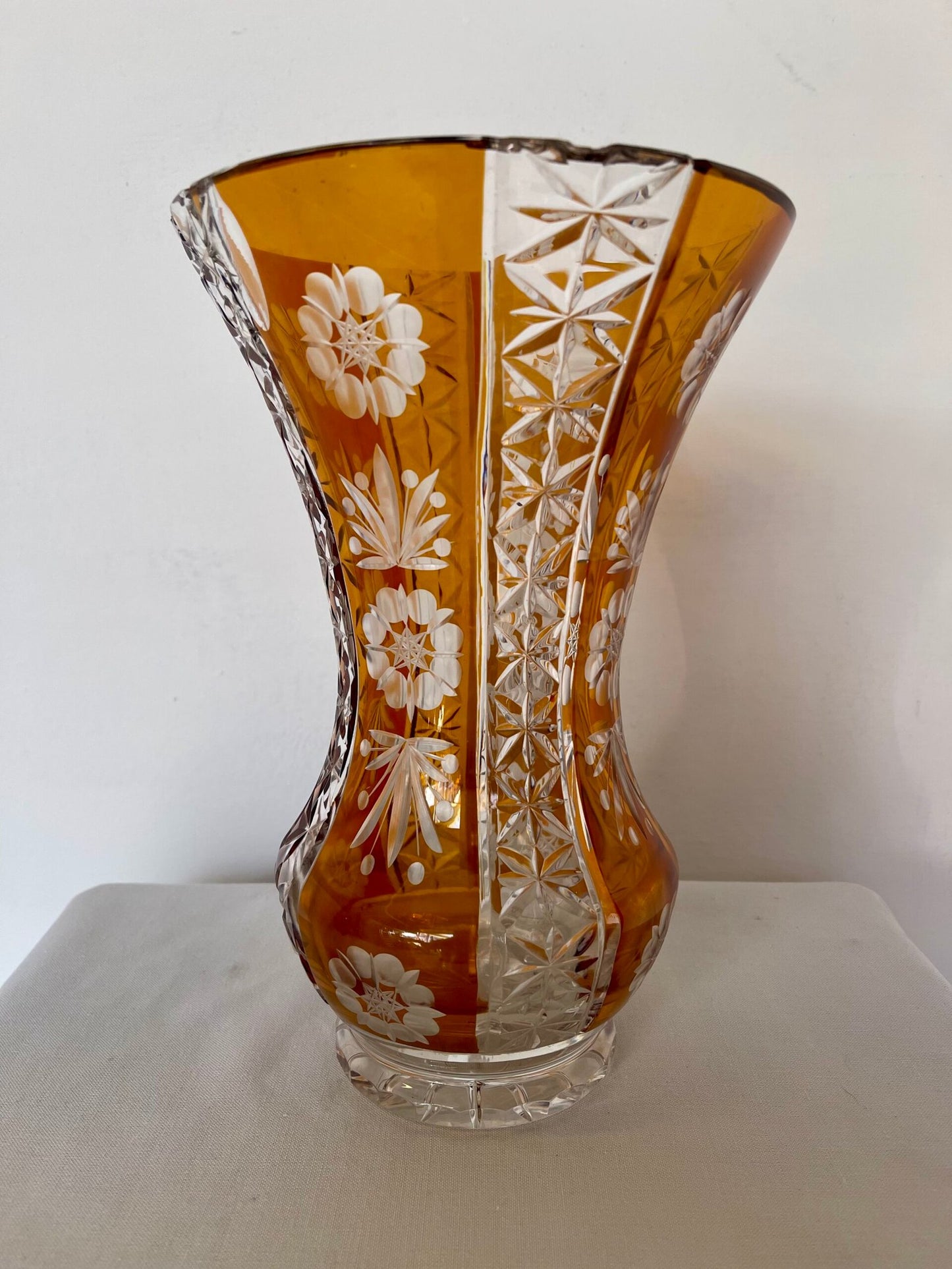 Vaso in cristallo boemo ambra inciso a mano