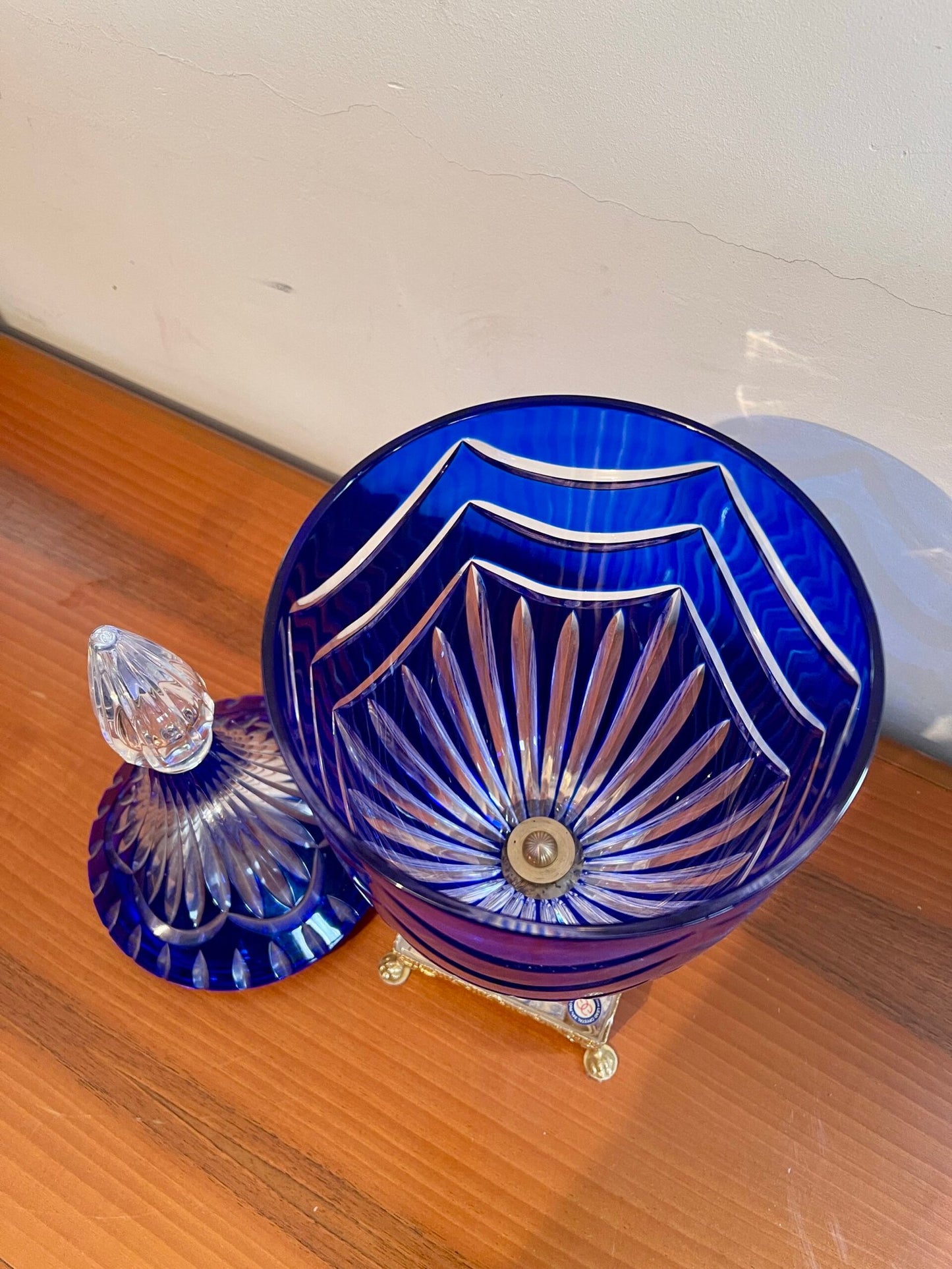 Vaso in Cristallo Blu con Motivo a Onde e Base Dorata