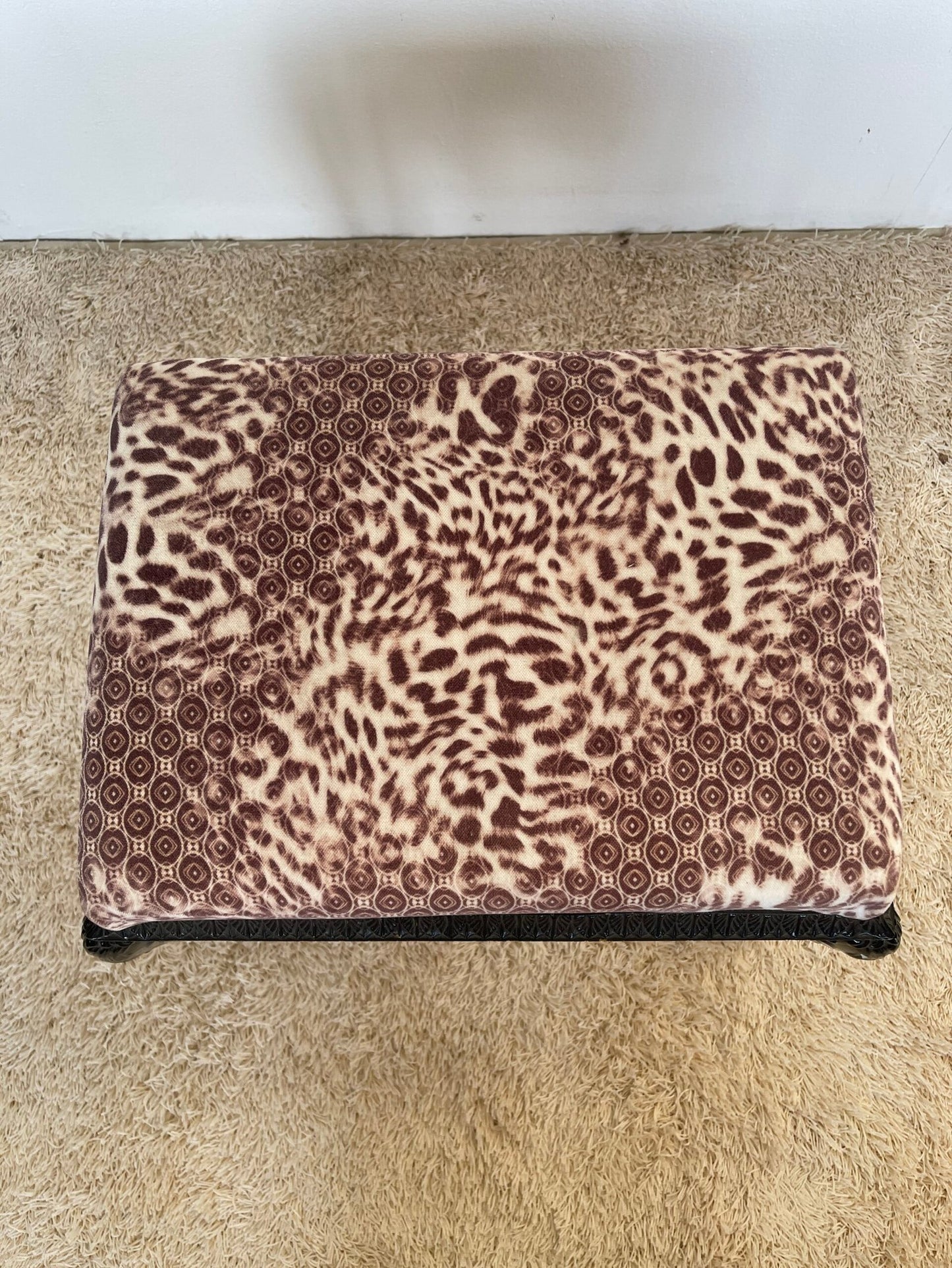 Sgabello vintage in stile barocco con tessuto animalier