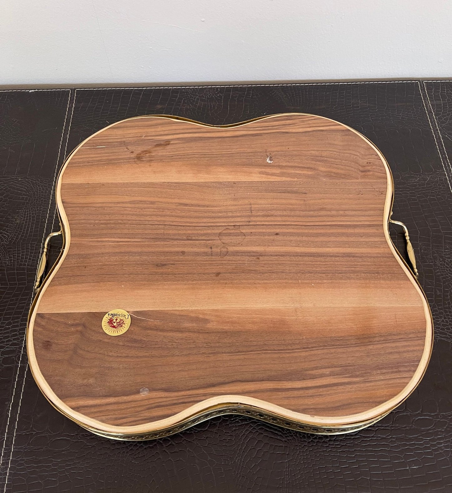 Vassoio in legno intarsiato, dal design elegante e raffinato, è un autentico capolavoro artigianale.