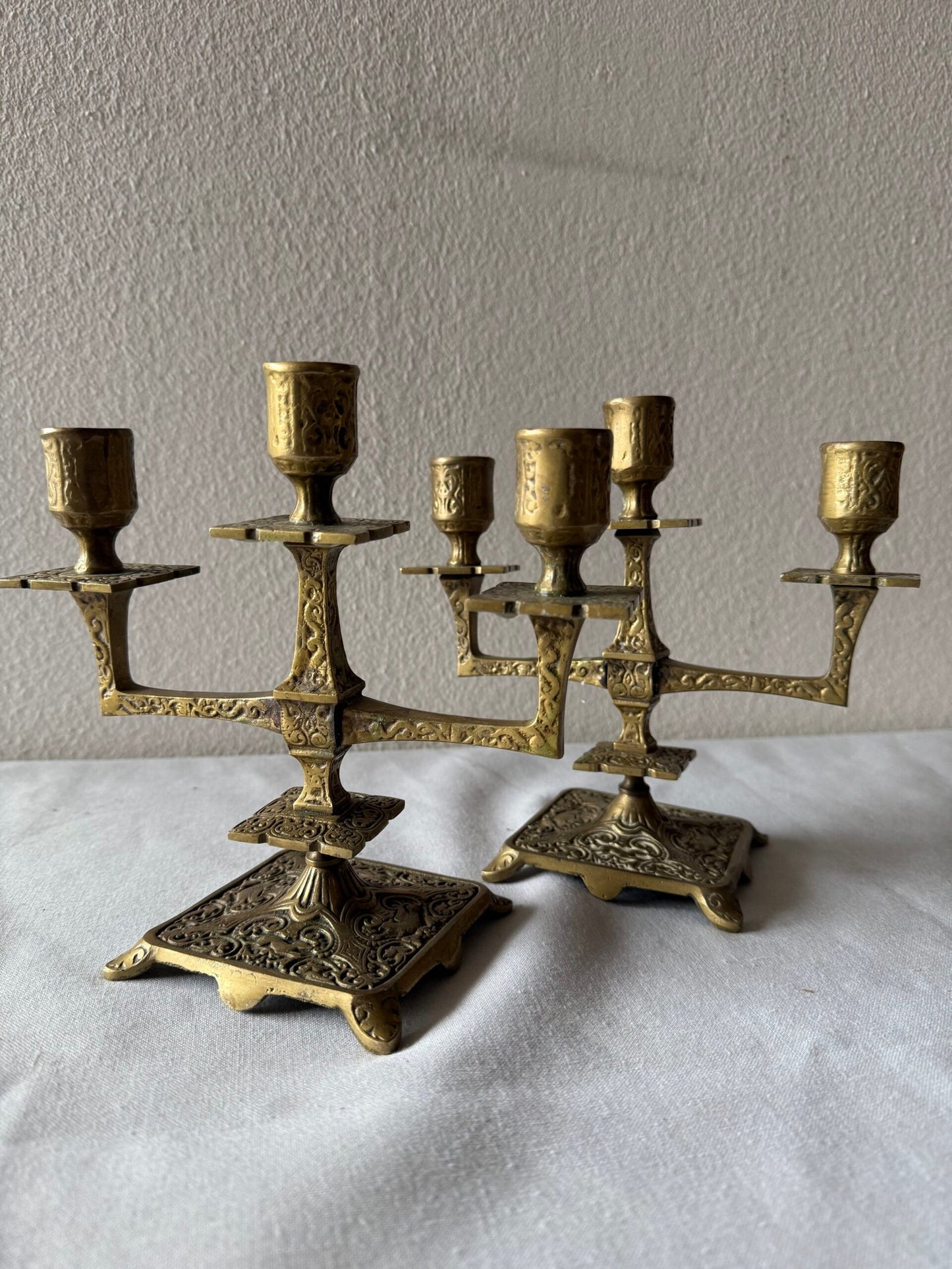 Coppia di Candelabri a Tre Fiamme in Ottone Decora