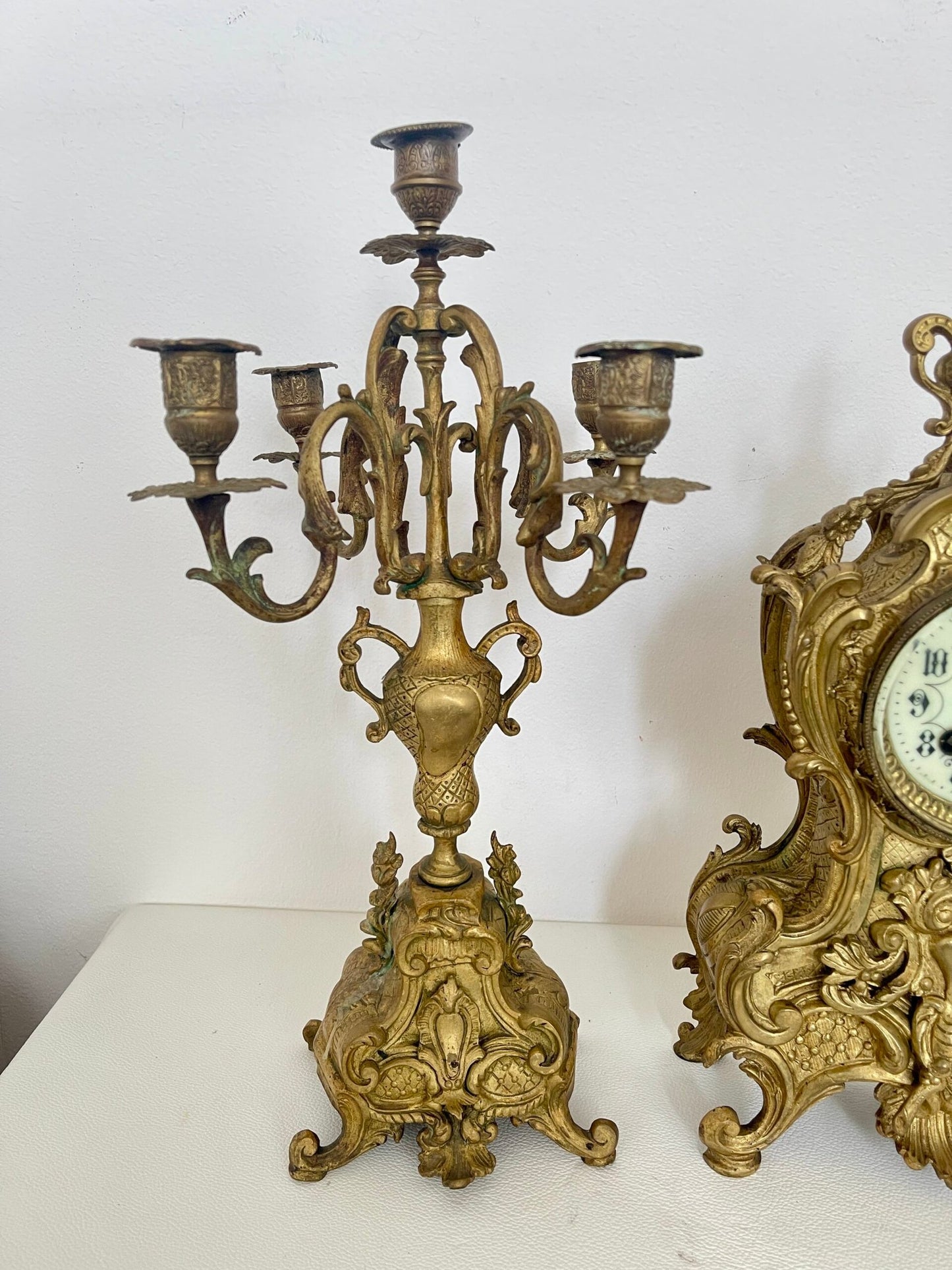 Set Antico in Bronzo Dorato - orologio e Coppia di Candelabri Stile Barocco