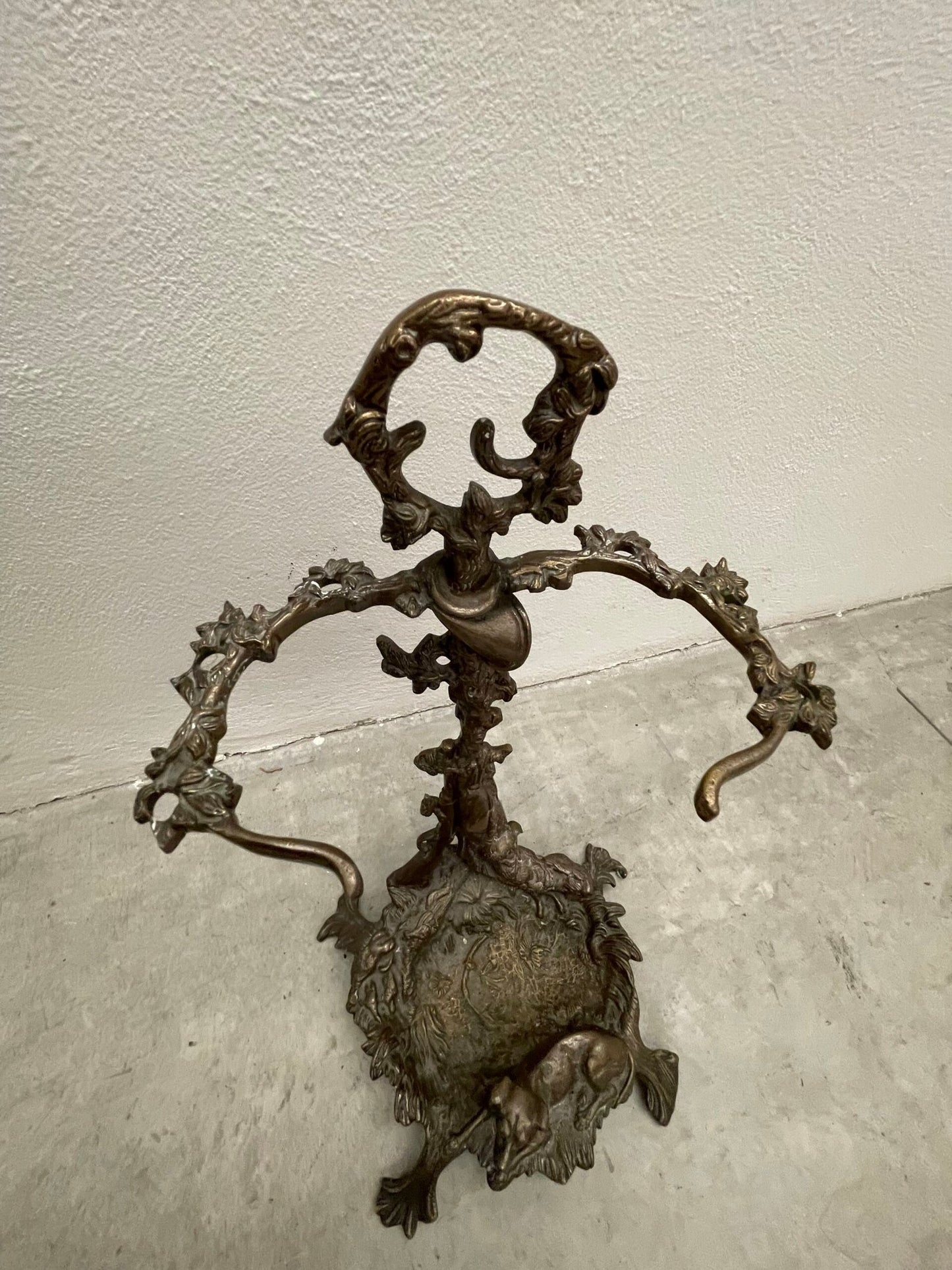 Antico portaombrelli francese del XX secolo in bronzo con figura di cane da caccia