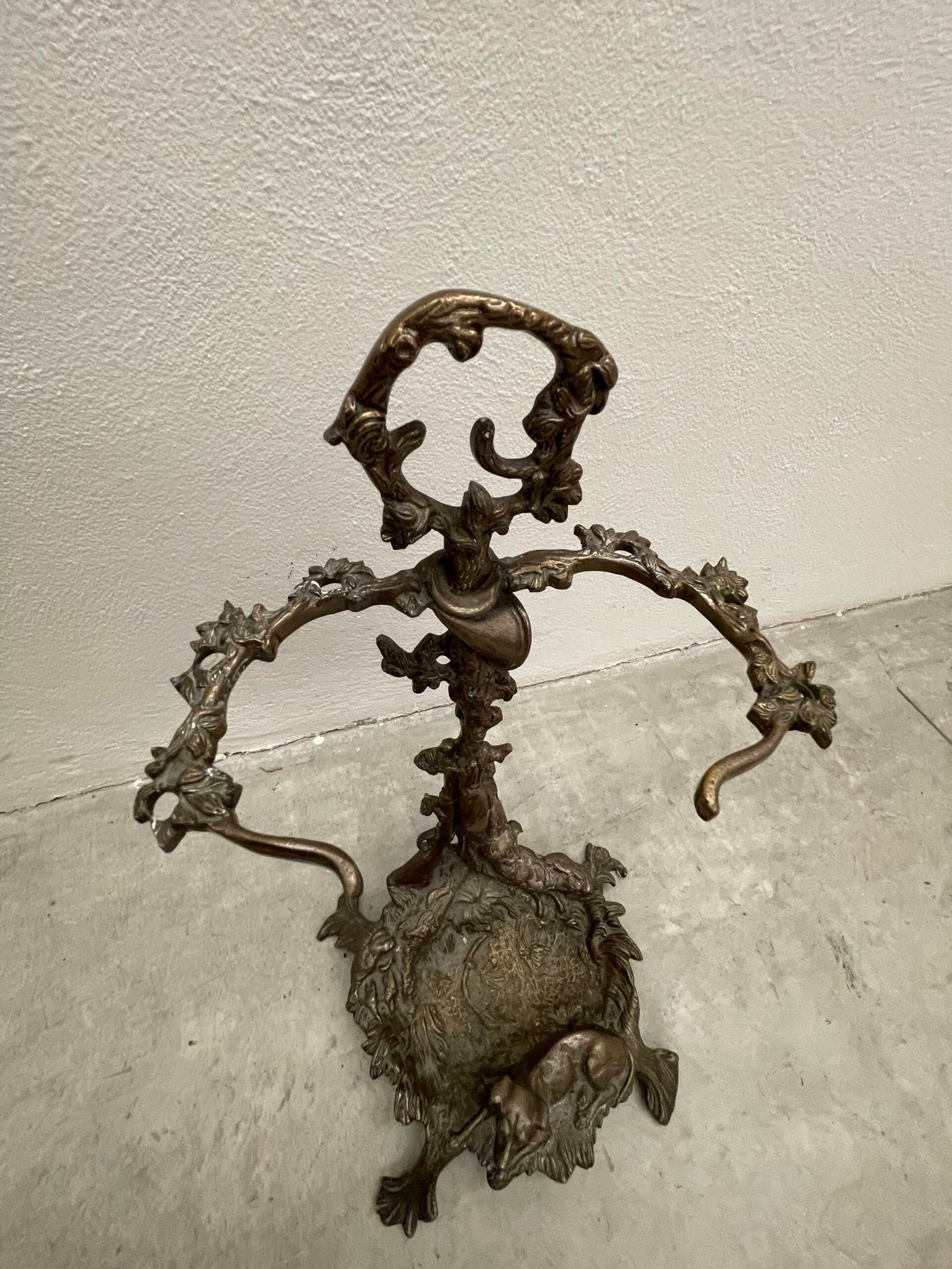 Antico portaombrelli francese del XX secolo in bronzo con figura di cane da caccia