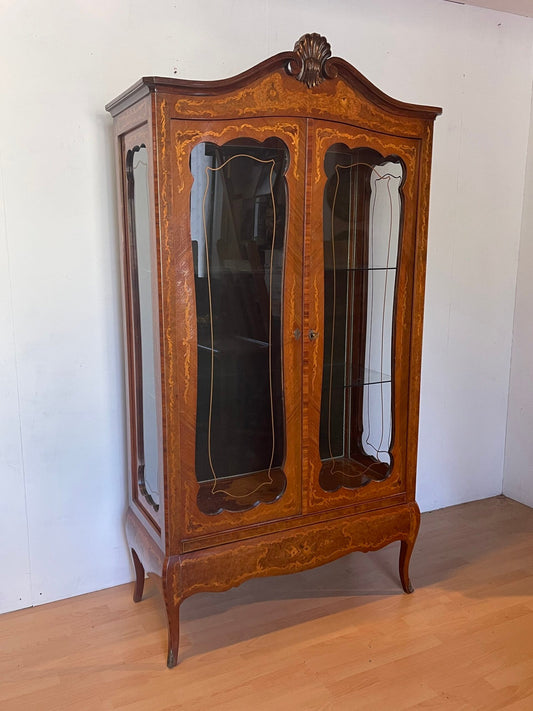 Vetrina Antico in Stile Luigi XV – Intarsiata, con Vetri Sagomati