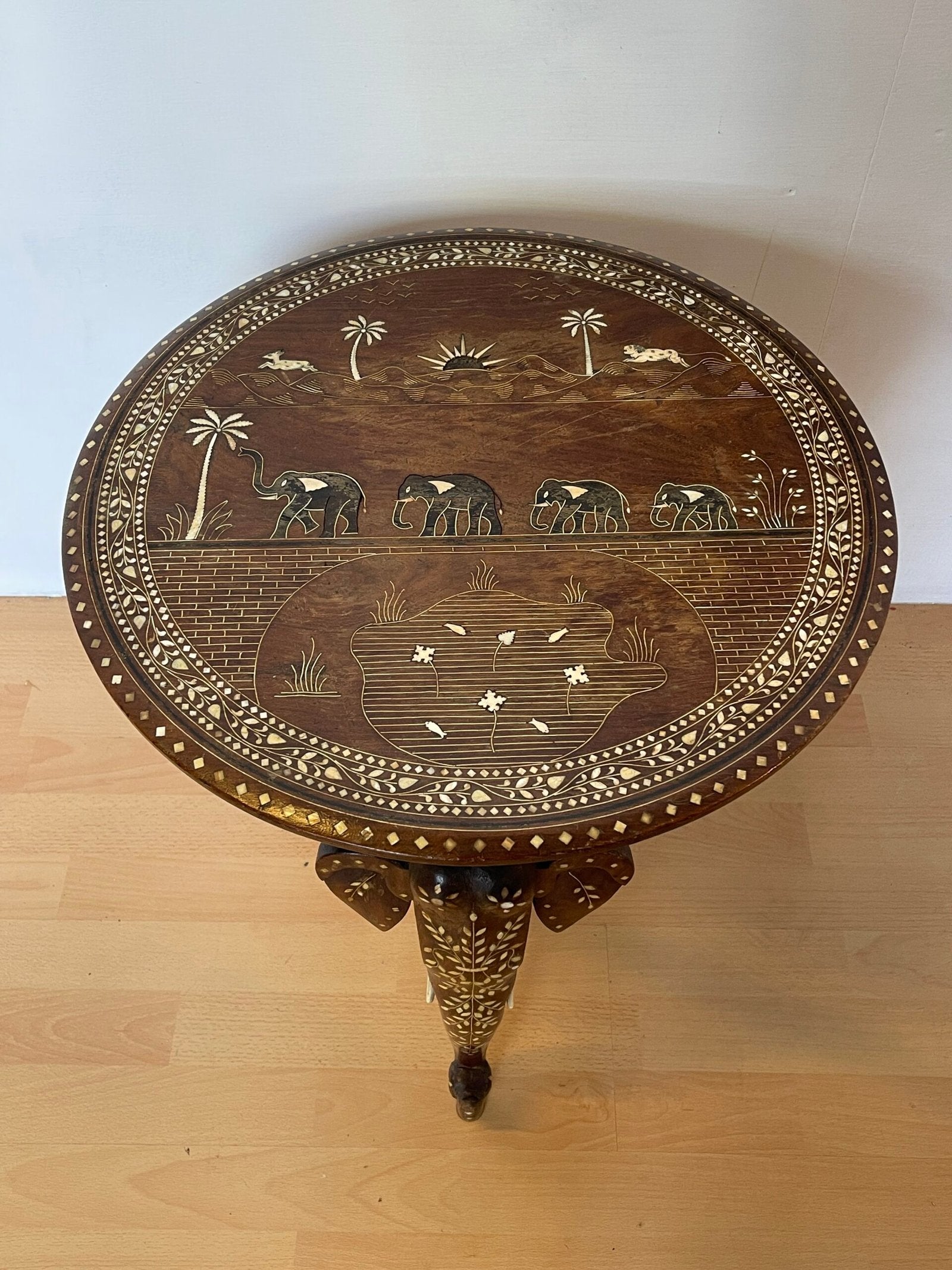 Tavolino Indiano Intarsiato in Legno con Motivi Elefanti e Paesaggio