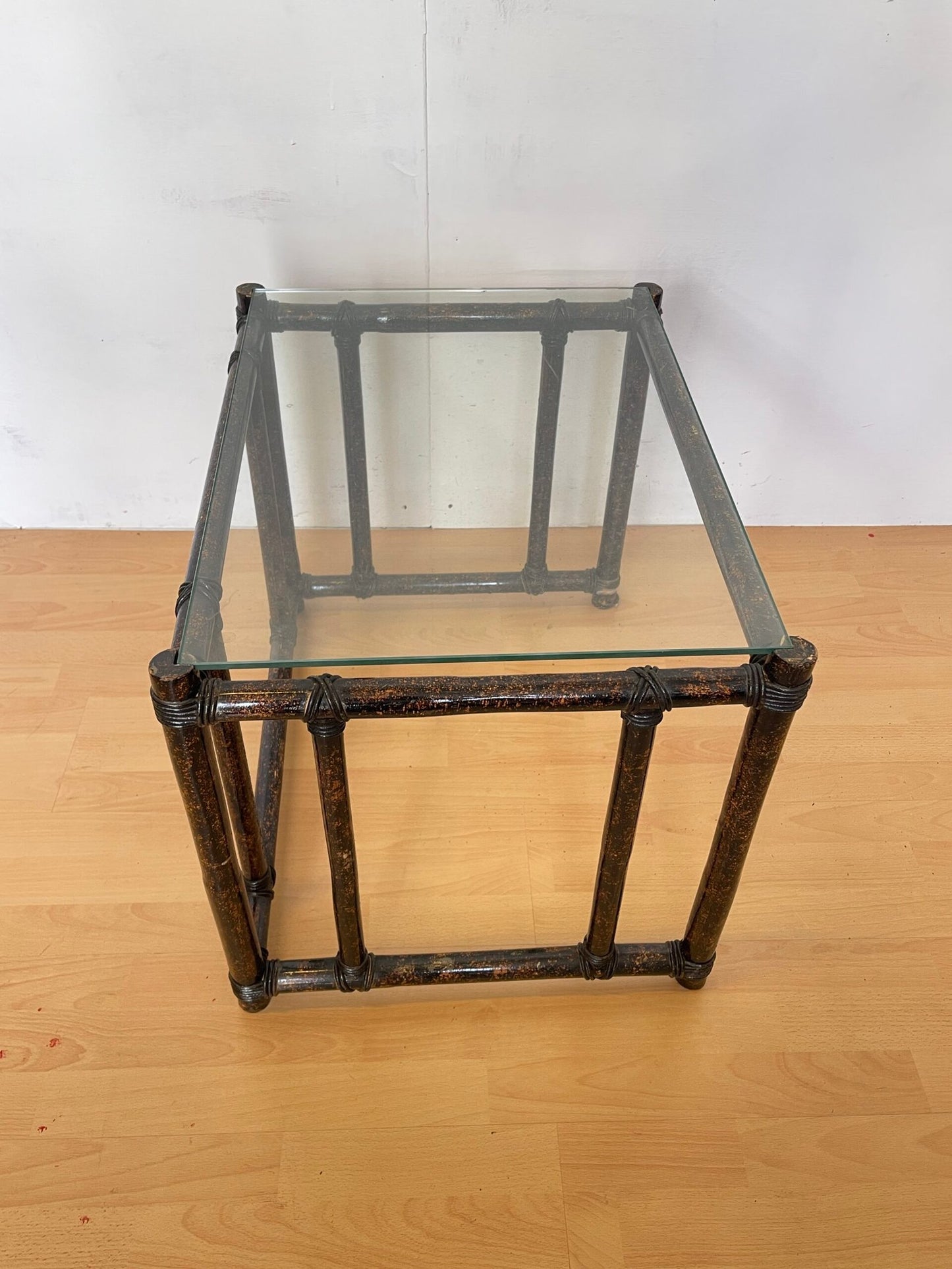 Tavolino in Bambù con Piano in Vetro «Eleganza Naturale»