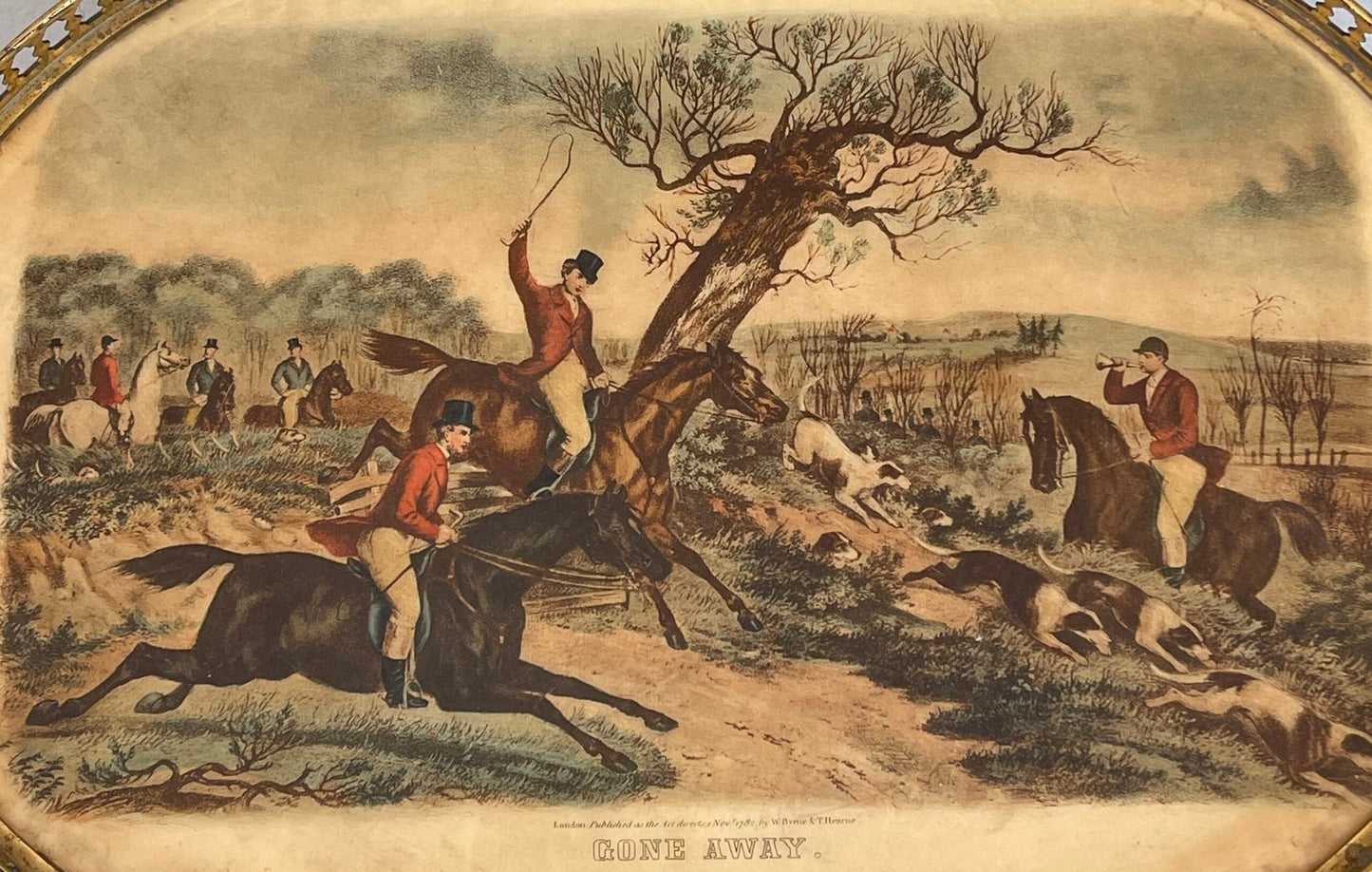 Vassoio ovale in metallo dorato è un pezzo unico che cattura l’essenza della tradizione e del fascino vintage.