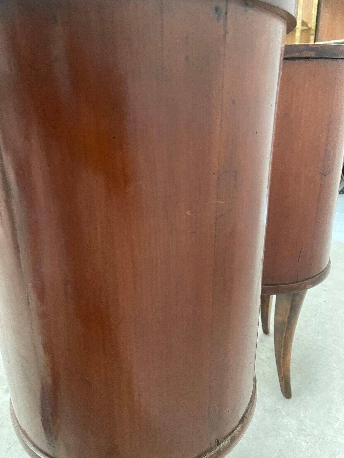 Coppia di comodini ovali/rotondi.