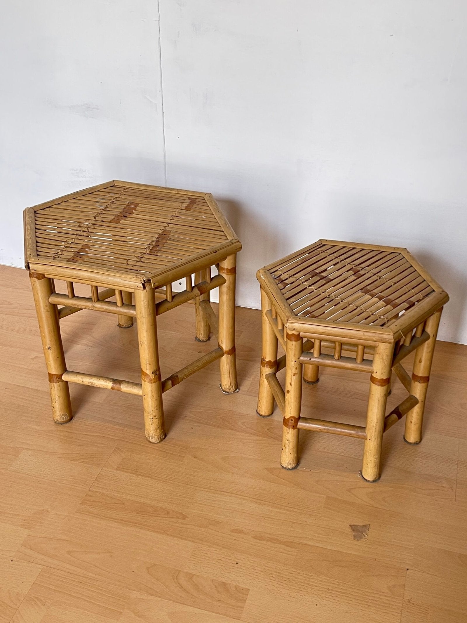 Set di Tavolini in Bamboo Esotico – Eleganza Naturale