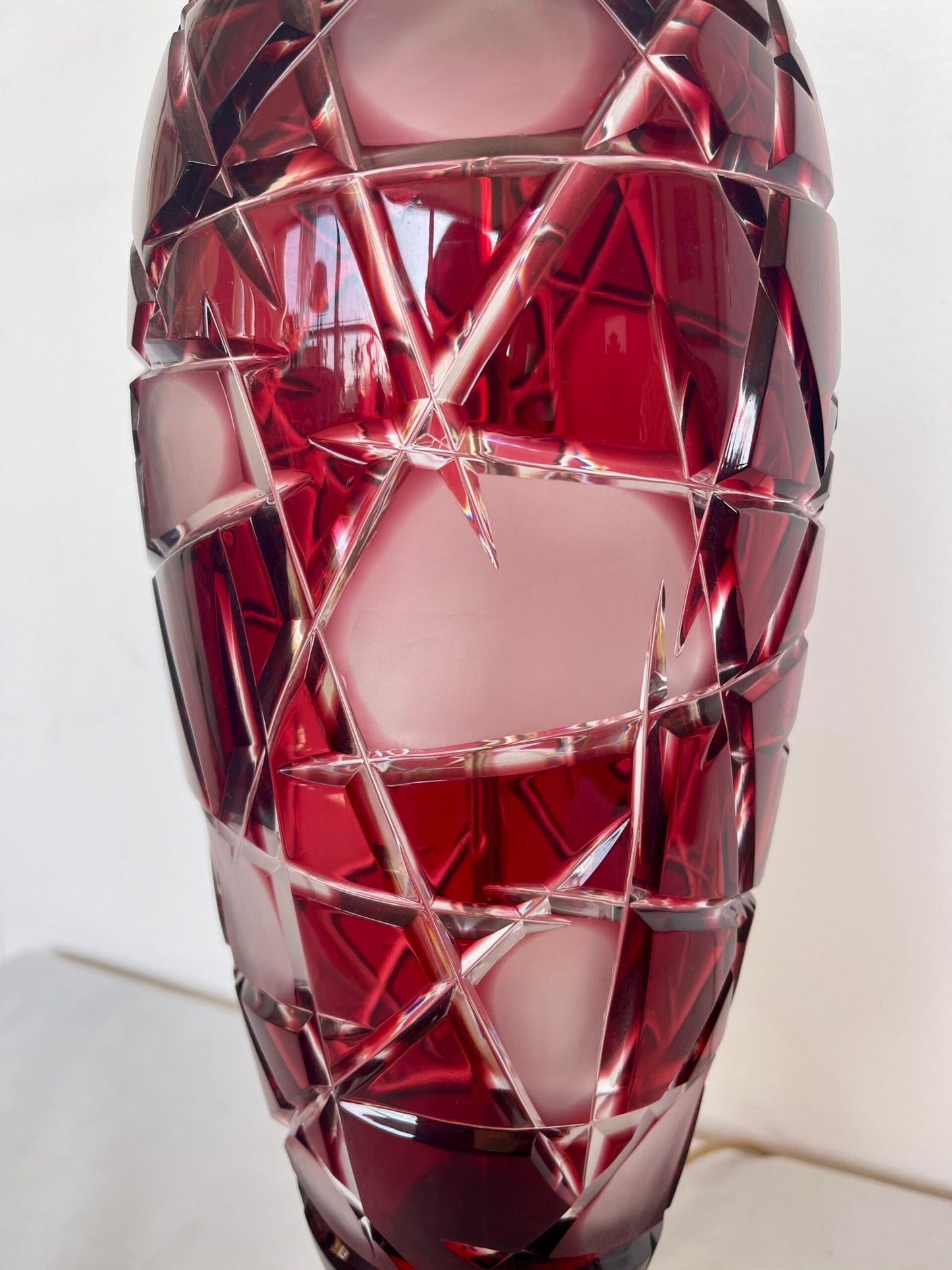 La lampada in cristallo rosso con base dorata