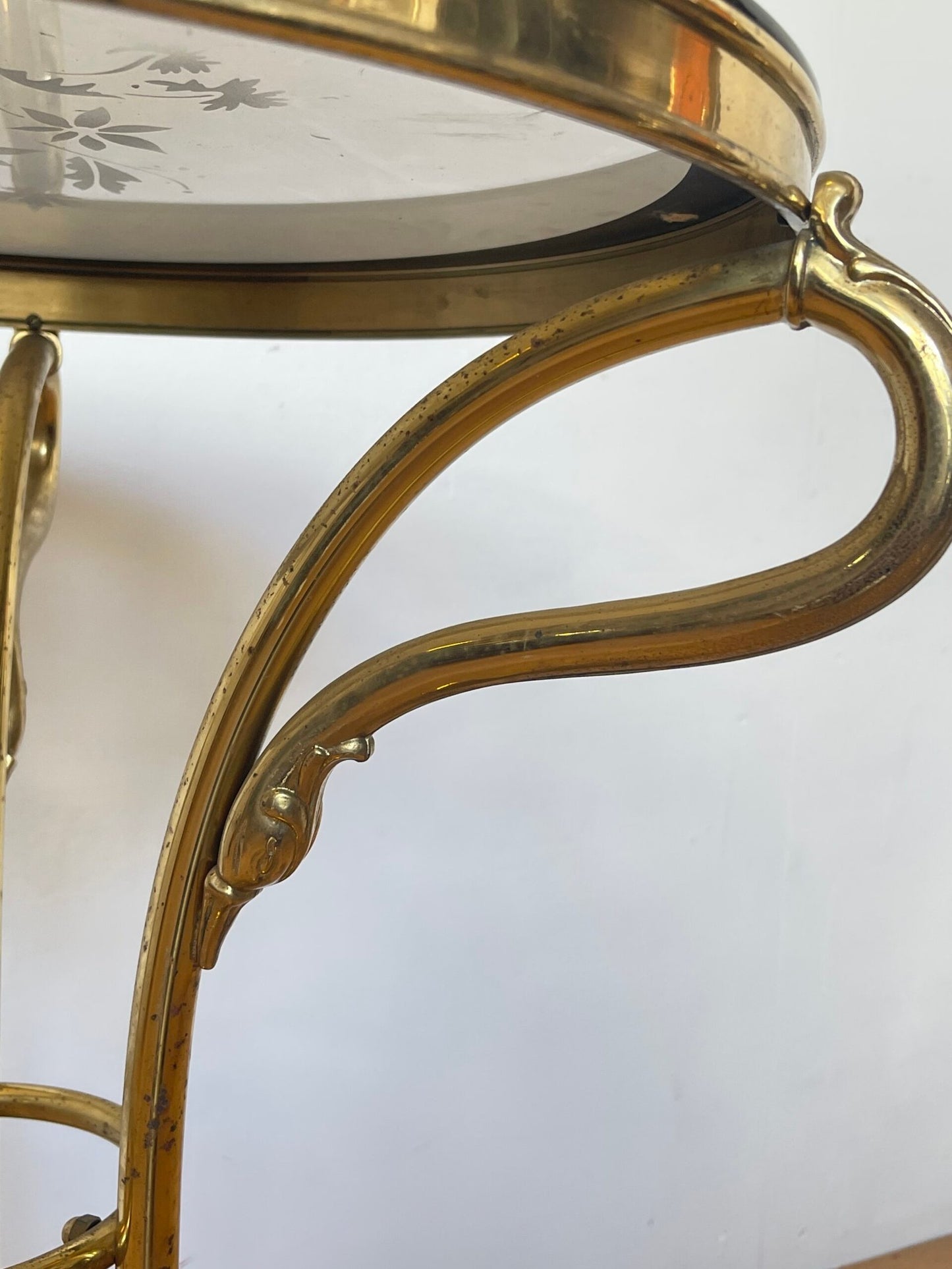 Tavolino con Base in ottone Dorato e Piano in Vetro Decorato, anni '90