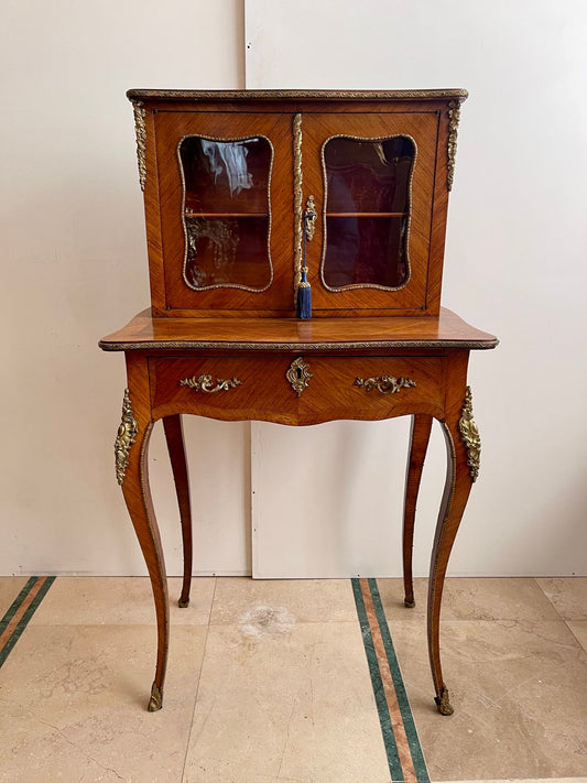 Petit Secrétaire in Stile Luigi XV – Mobiletto Vetrina con Bronzi Dorati