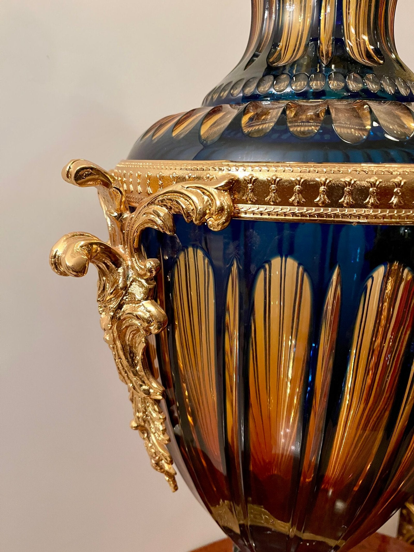 Anfora Italiana Reale in vetro colorato e bronzo dorato degli anni '70