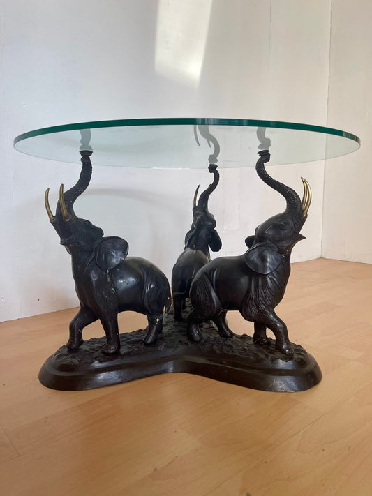 Tavolino da salotto con base scultorea a elefanti