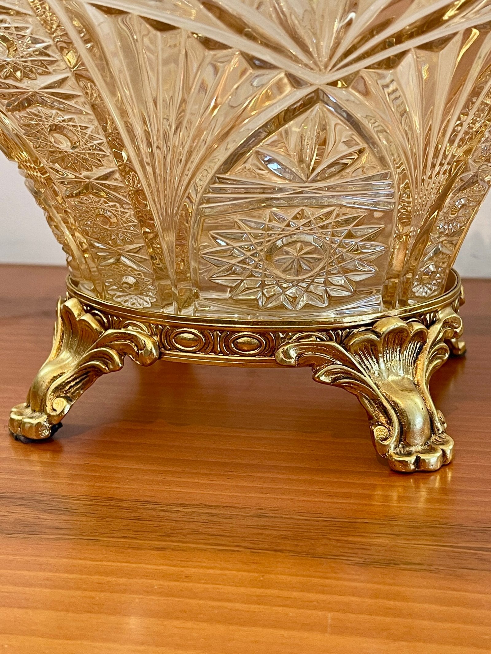 Elegante Ciotola in Cristallo con Base Dorata – Stile Classico
