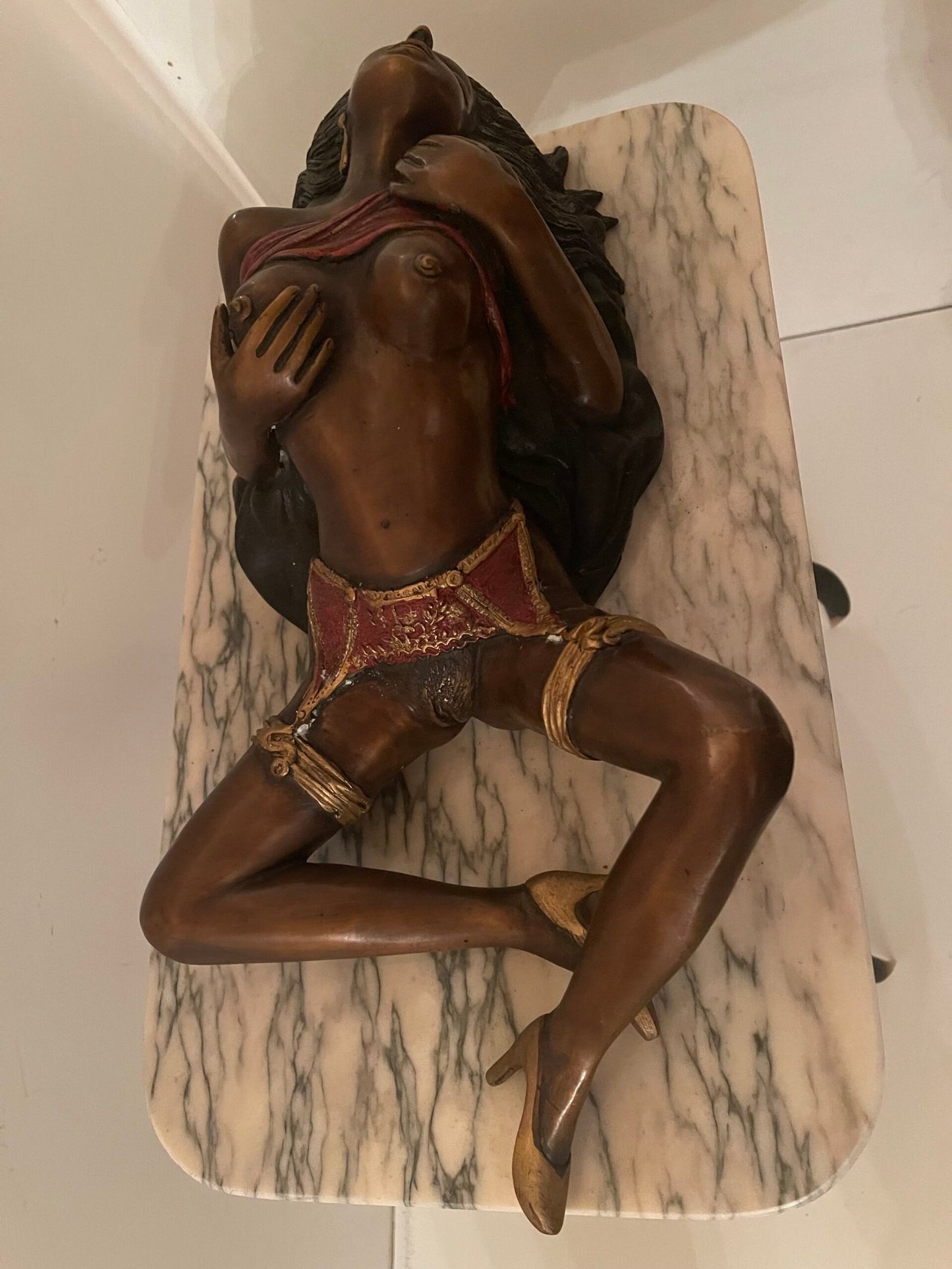 "Esotismo e Forza" – Tavolino scultura con figura femminile e gambe a corno