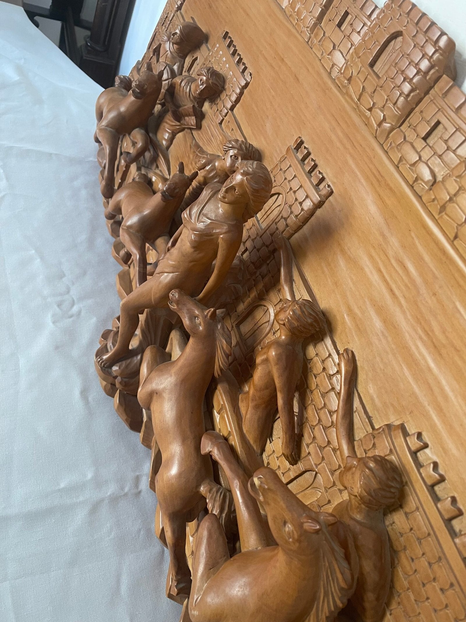 Bassorilievo intagliato "Scena Classica con Cavalli e Figure"