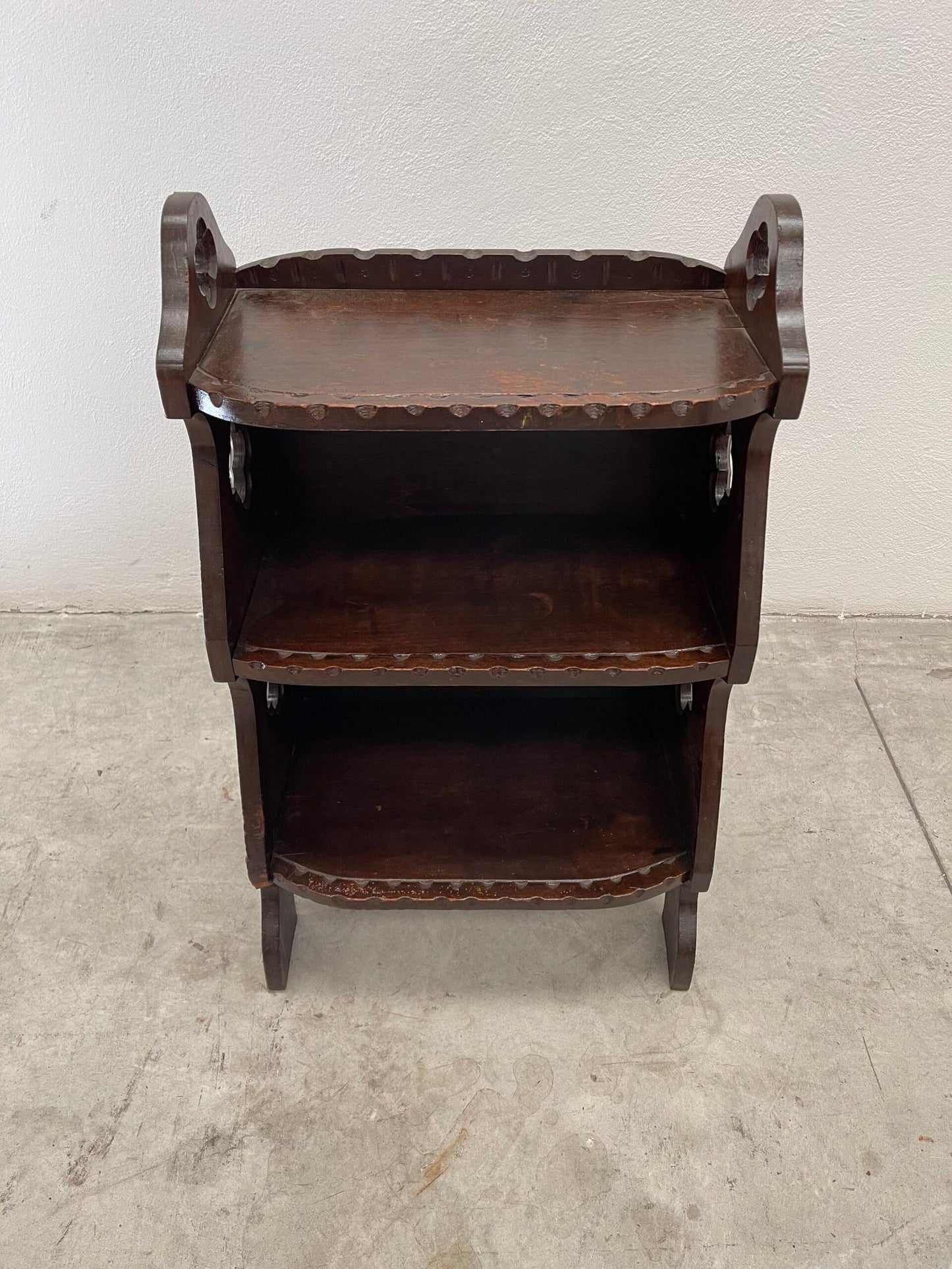 Elegante mobiletto a due ripiani in legno scuro